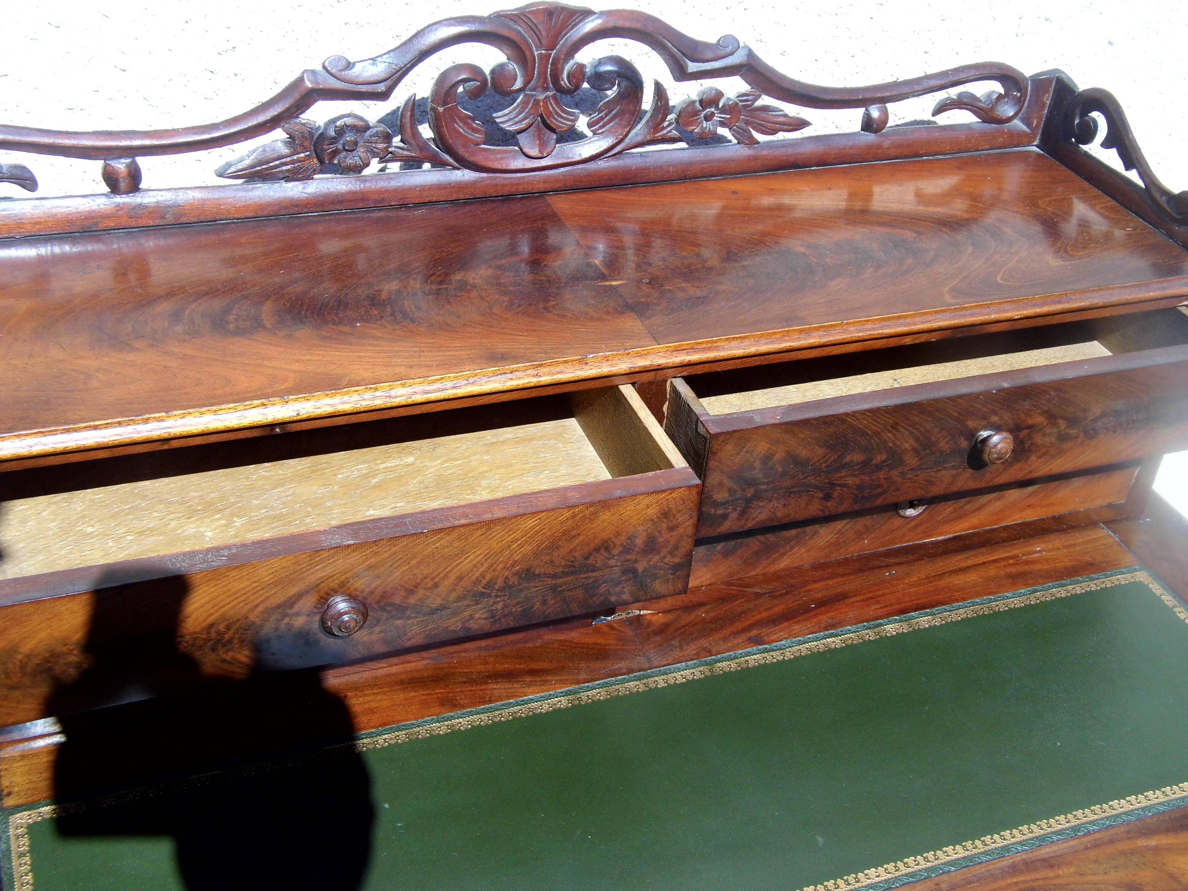 Bureau de dame ancien en acajou et cuir