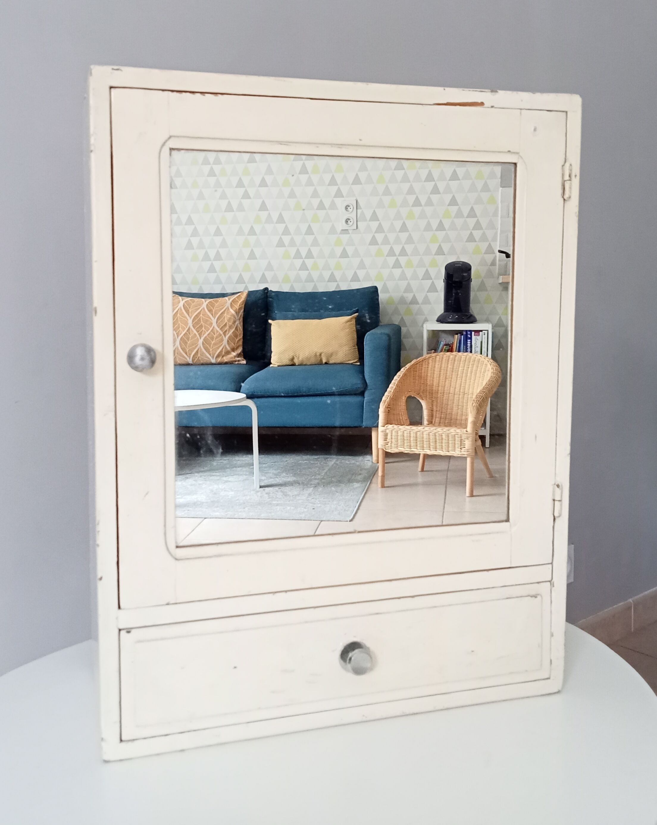 Vintage medicine cabinet 50s