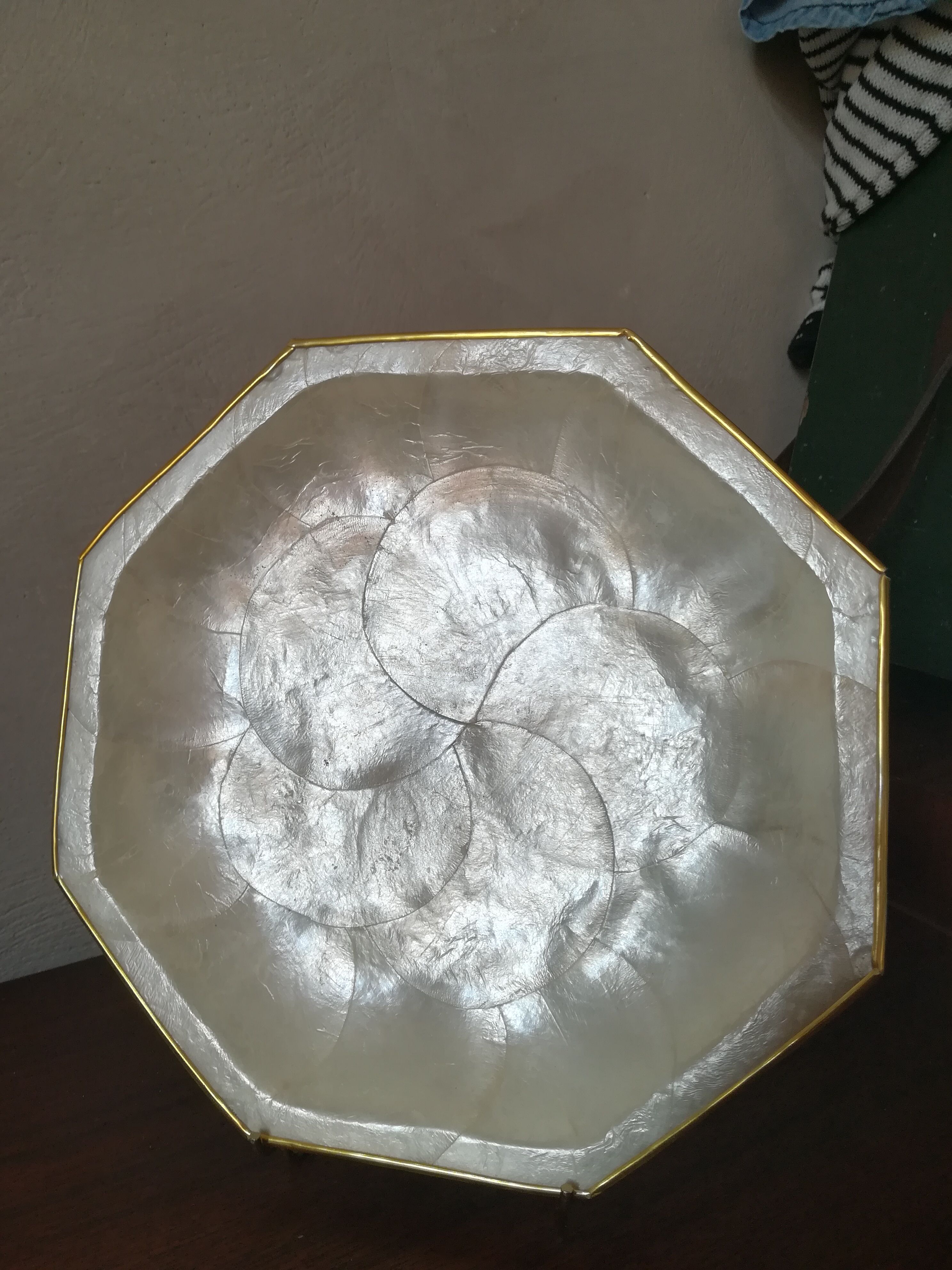 Mother-of-pearl plate