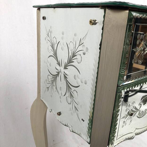 Table de chevet bois laqué, plaqué de miroirs biseautés à décor de feuilles et de fleurs