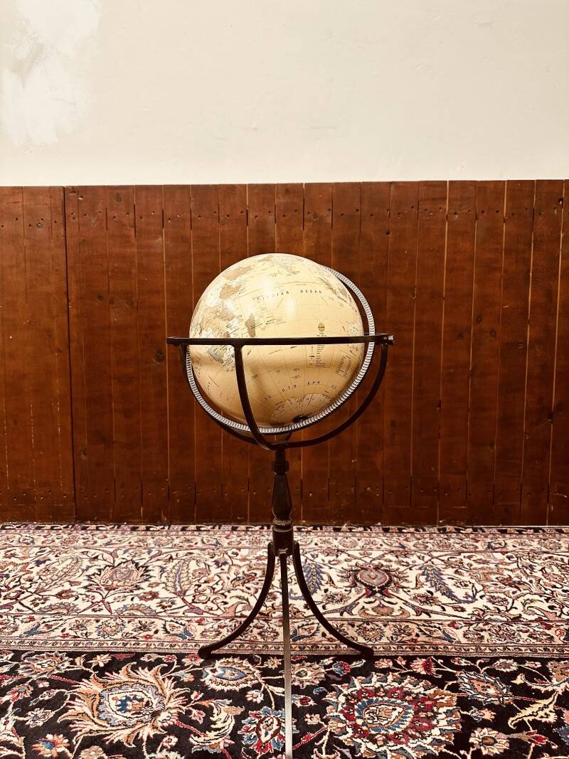 Globe sur pied