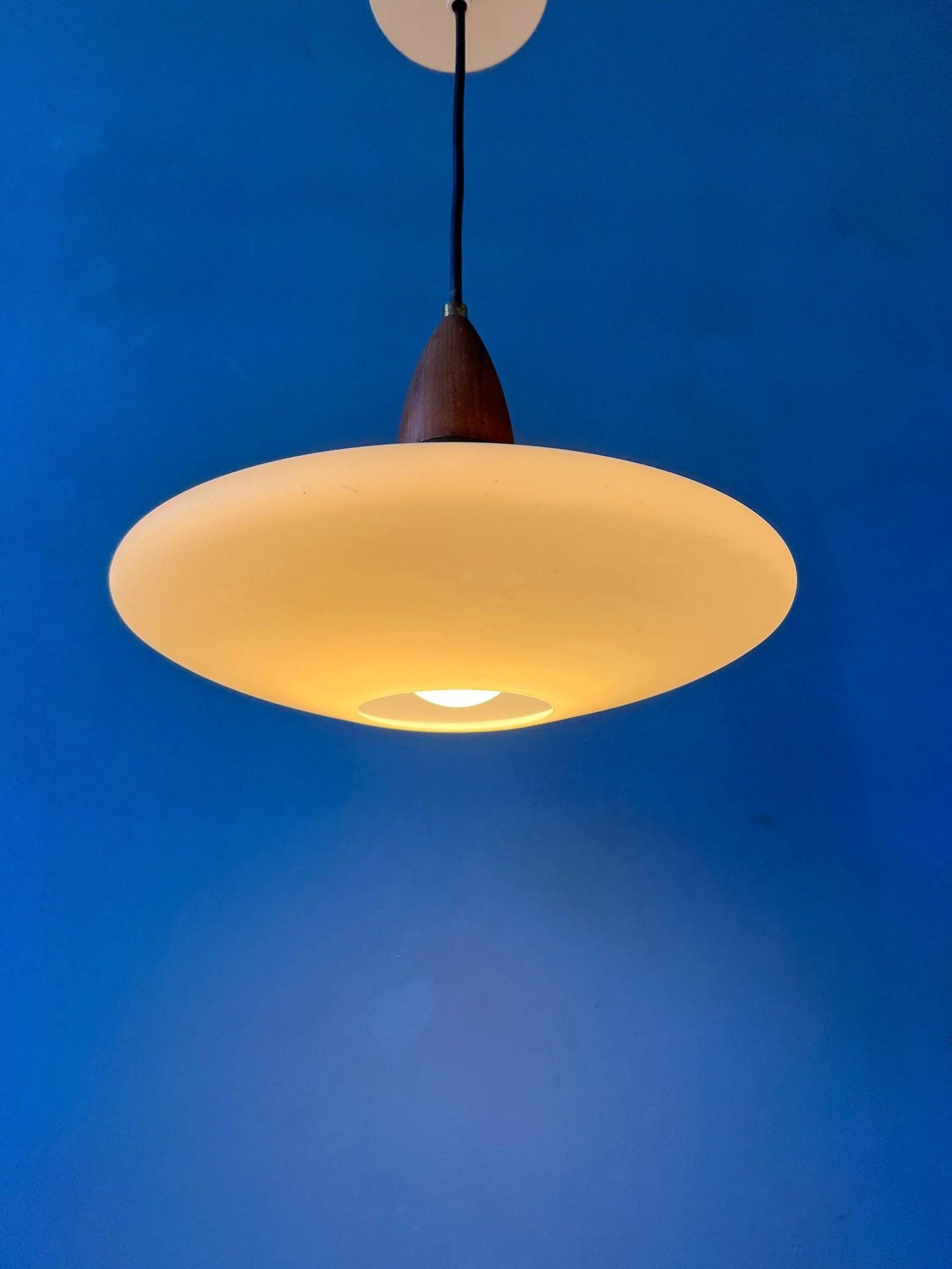 Suspension en verre opalin (style Philips) - Louis Kalff