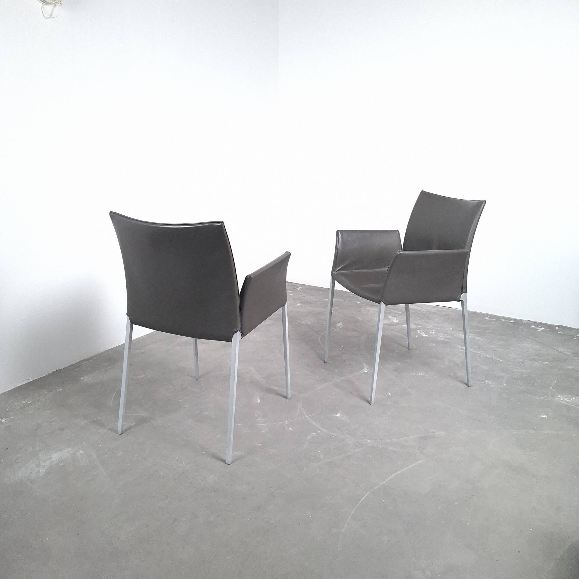 2 chaises à accoudoir Zanotta modèle Lia design de Roberto Barbieri