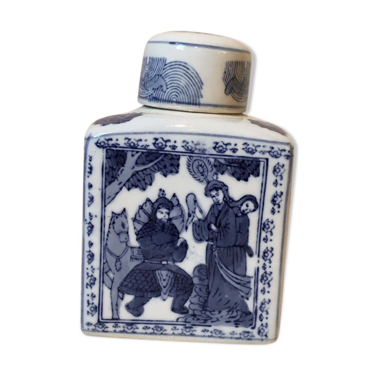Chinese porcelain urn and hand-painted blue patterns