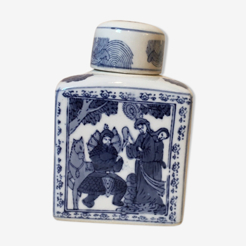 Chinese porcelain urn and hand-painted blue patterns