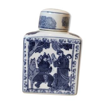Chinese porcelain urn and hand-painted blue patterns