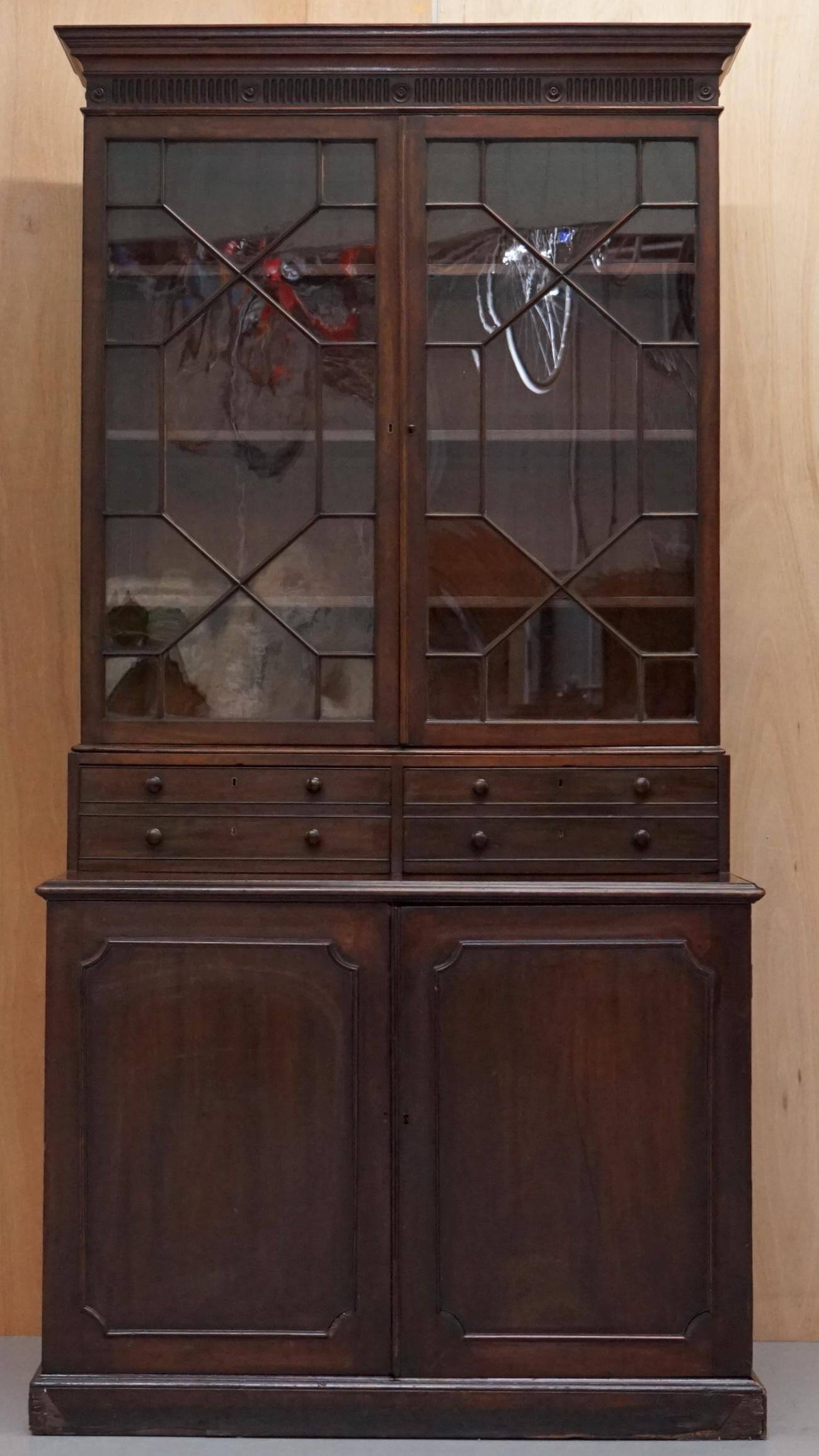 Bibliothèque George IV circa 1820 en bois dur avec tiroirs et vitrage astral
