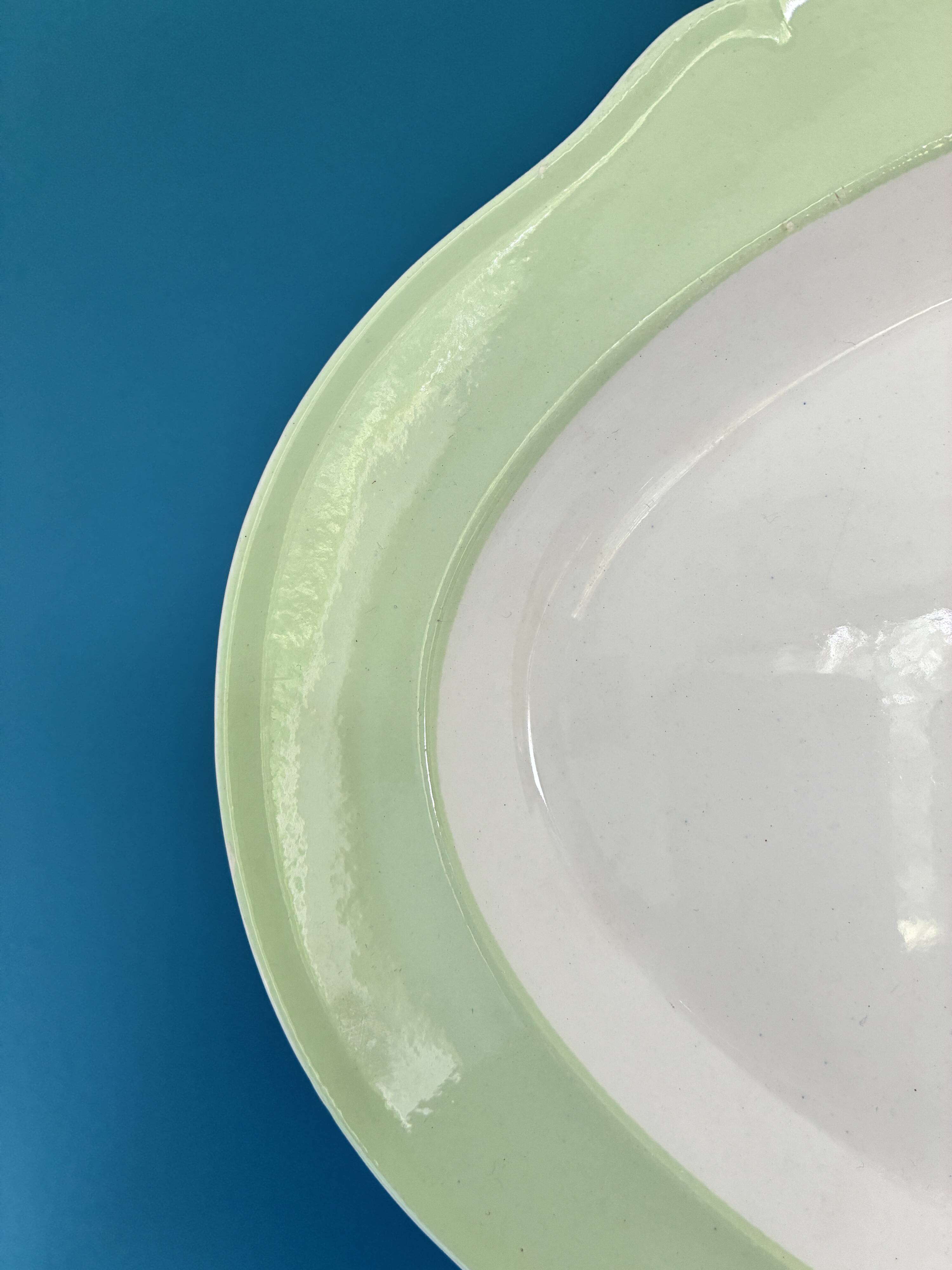 Oval serving dish in earthenware.