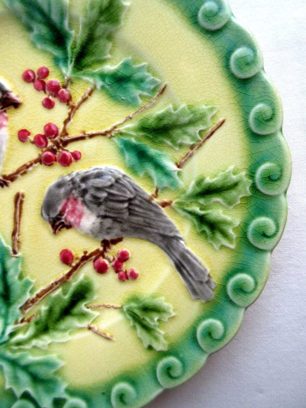 Art Deco slip plate yellow background Sarreguemines: 2 Birds pecking holly