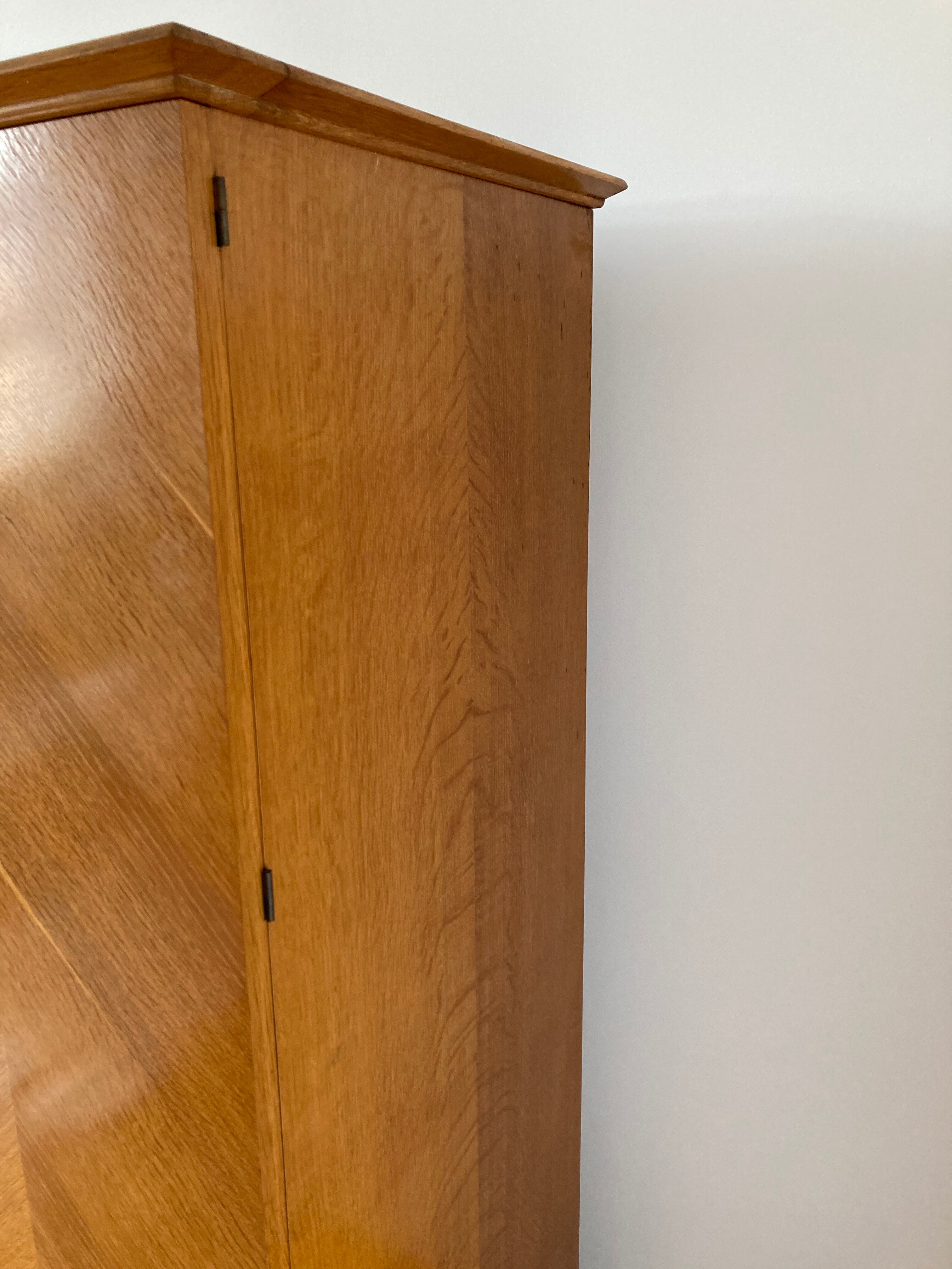 Compass foot cabinet