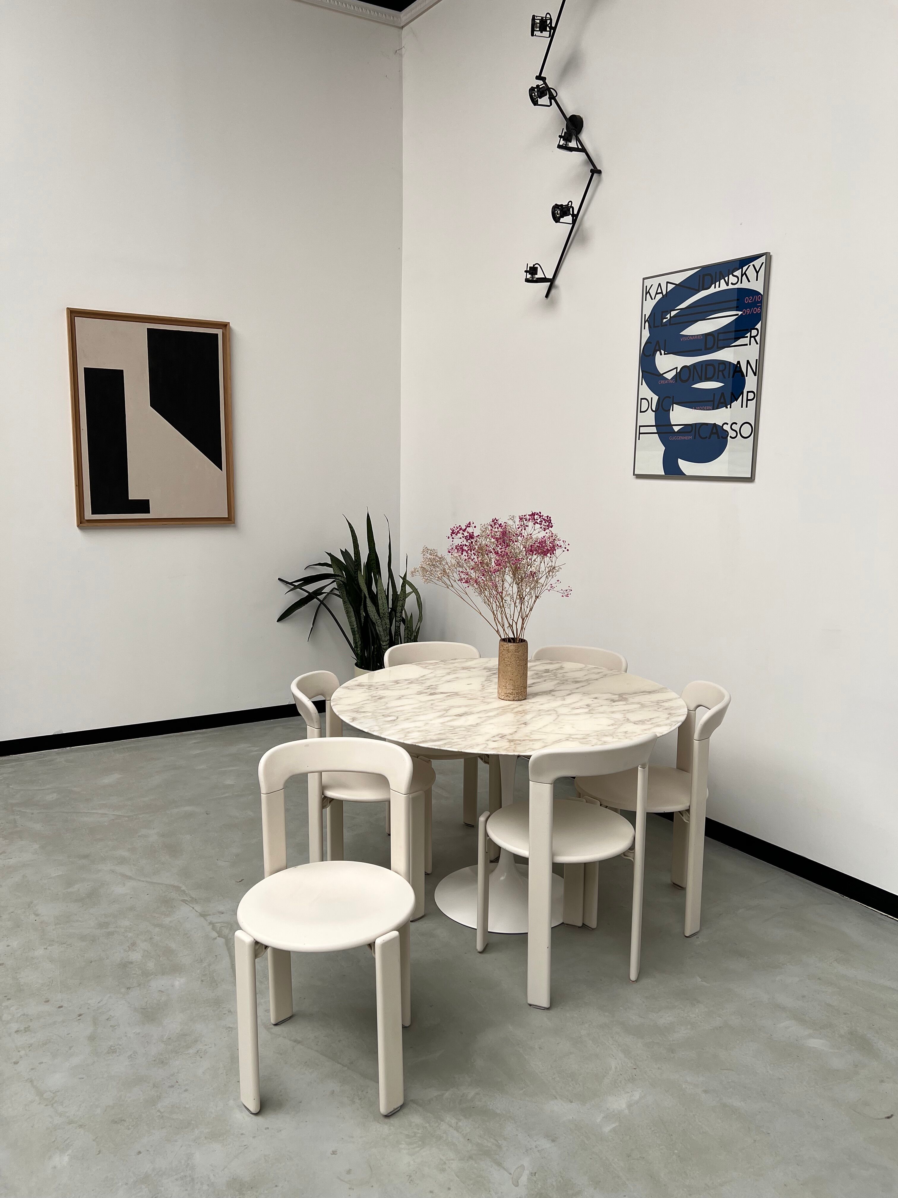 Florence Knoll round table, marble top and tulip base, circa 1960, Eero Saarinen