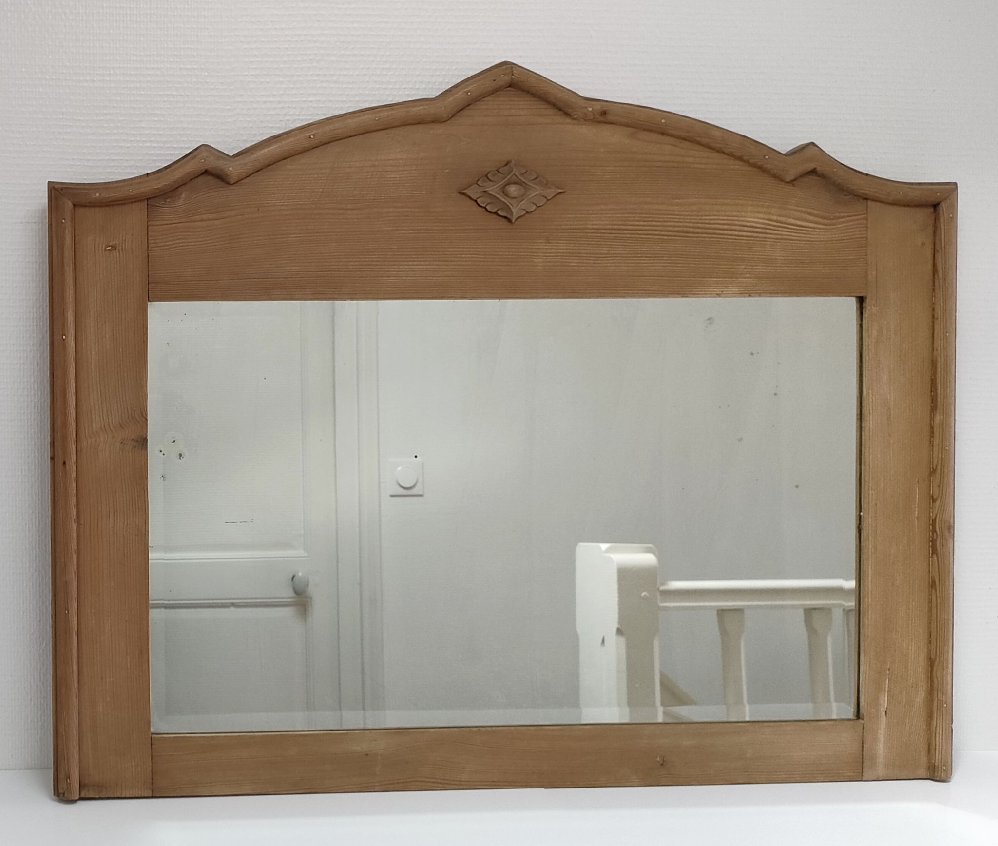 Miroir bois patiné glace biseautée vintage 76 cm x 96 cm