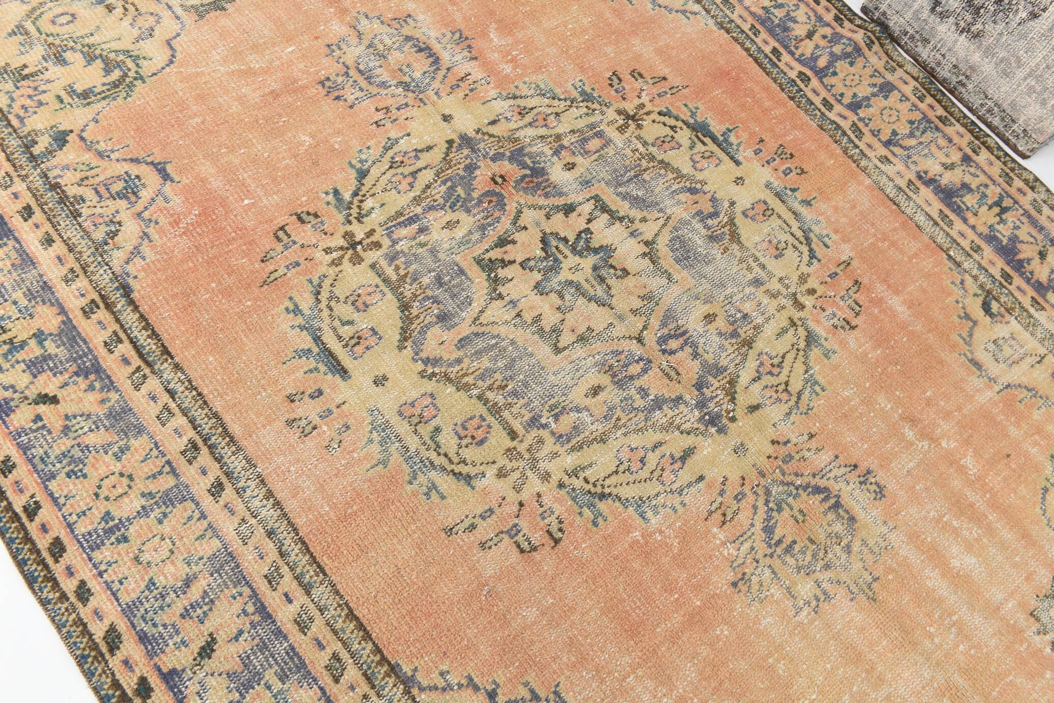 Tapis vintage en laine fait main, saumon doux et bleu marine, 183x264 cm