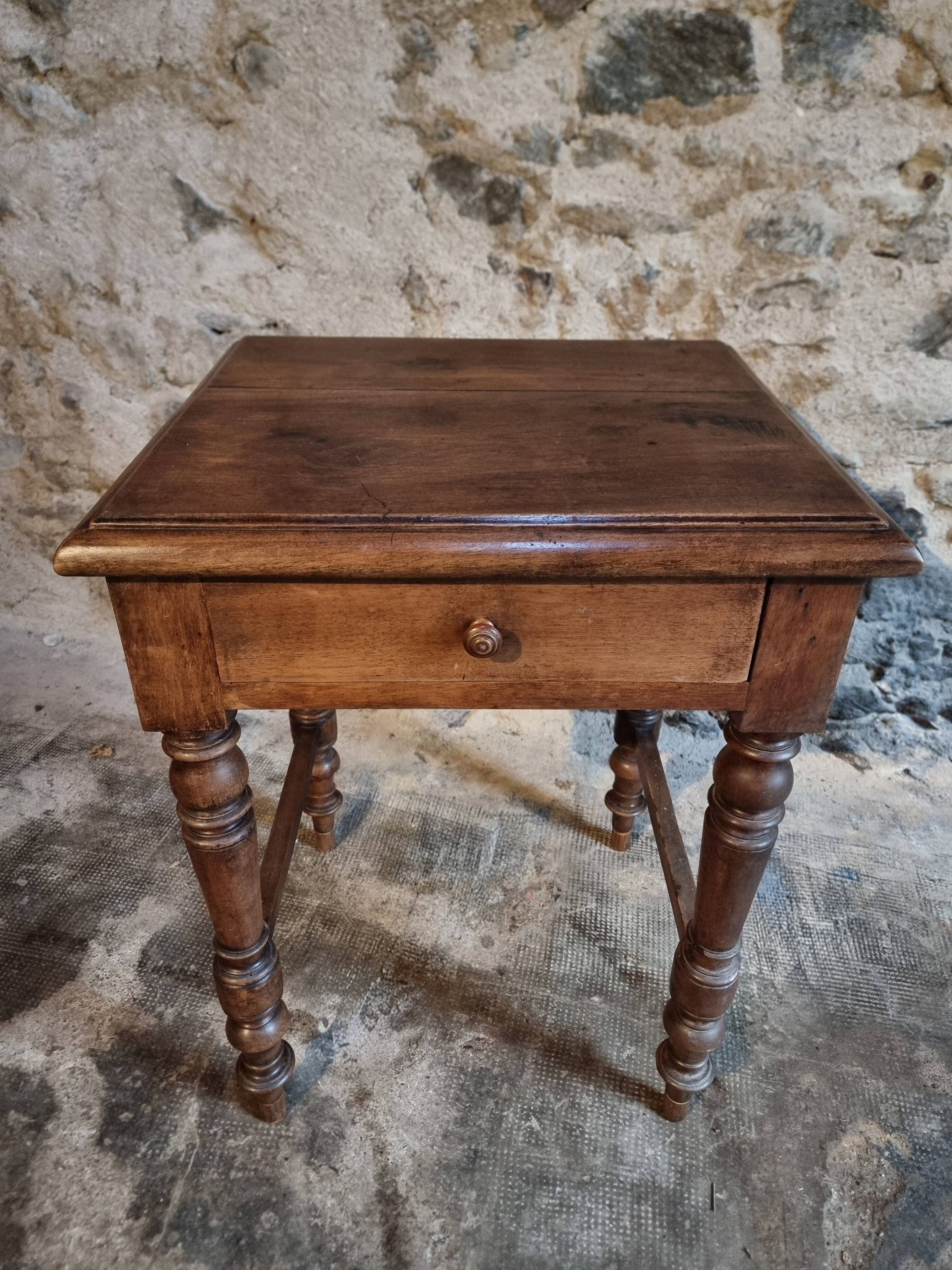 Antique French side table in walnut – 19th century, Louis Philippe style, solid walnut table with drawer (1870–1900)