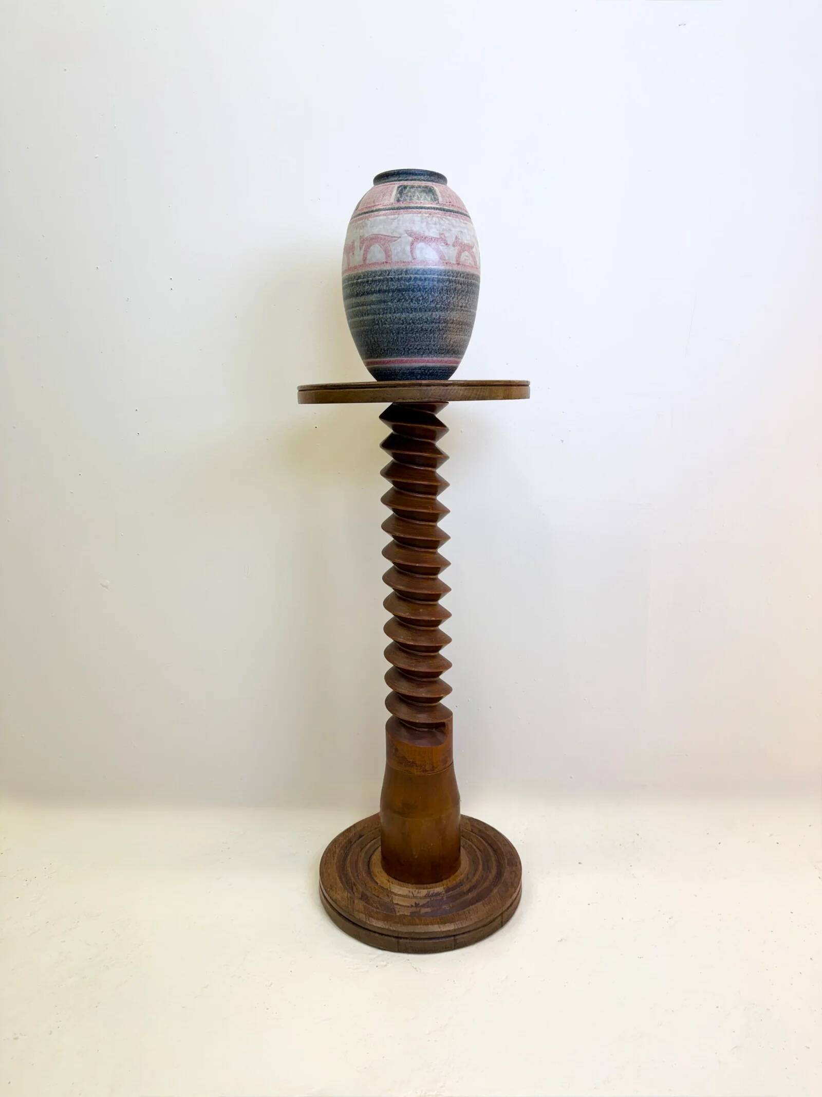 Large twisted column — 1940–1970