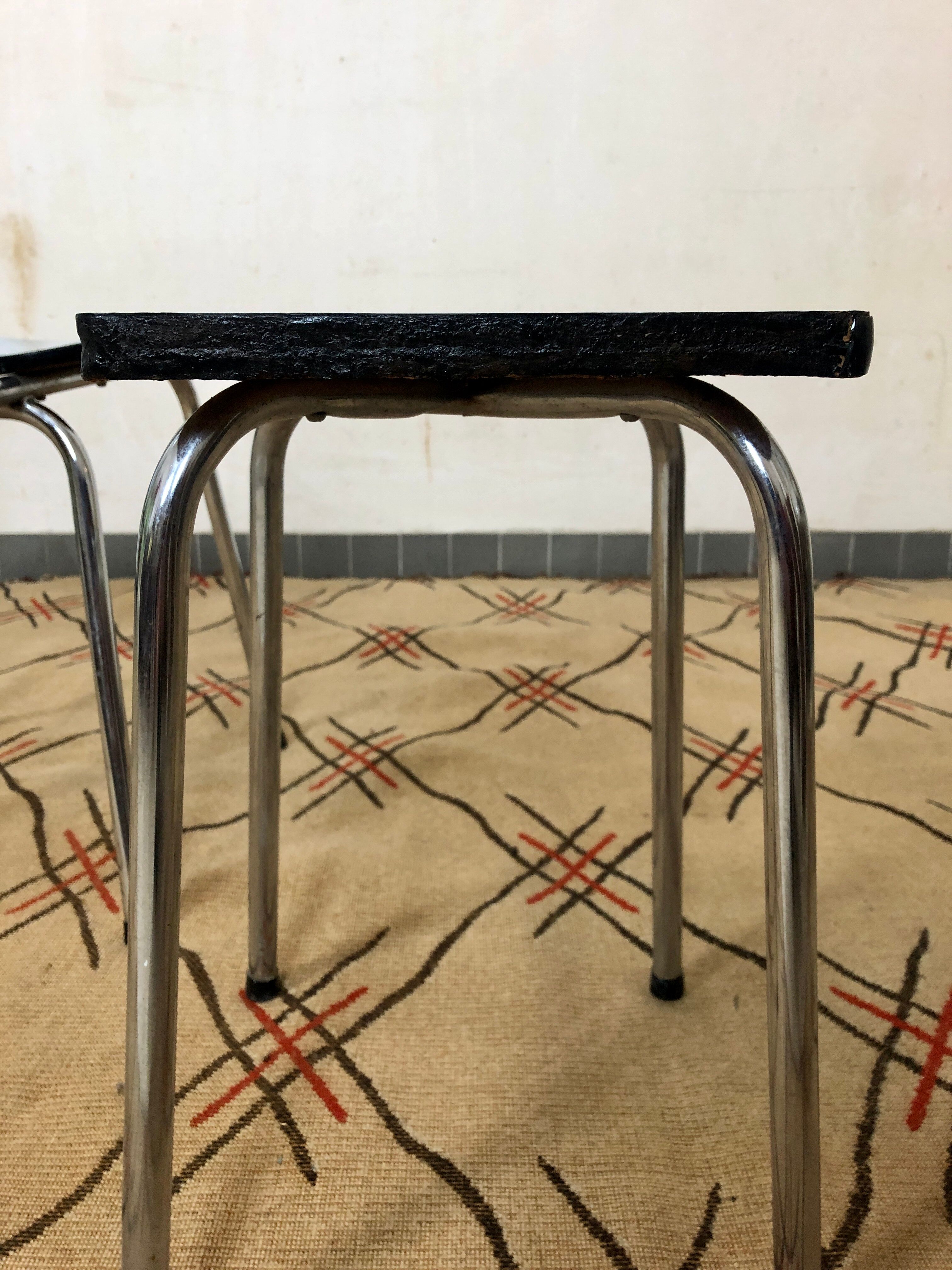 Ensemble de 2 chaises et 1 tabouret en formica