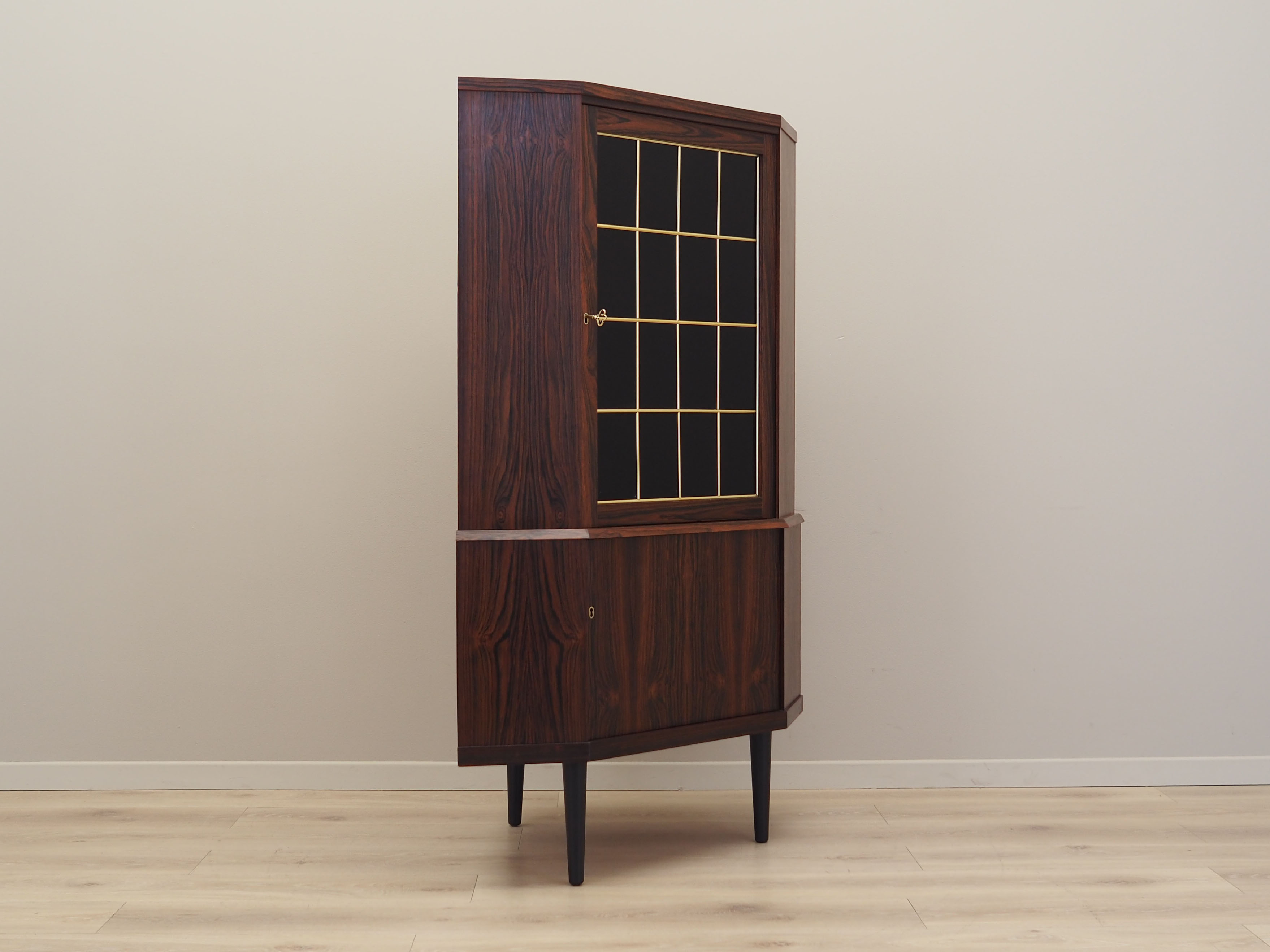 Armoire d’angle en palissandre, design danois, années 1970, production: Danemark