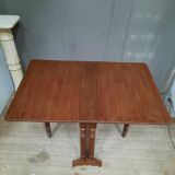 Drop-leaf table called “get leg”