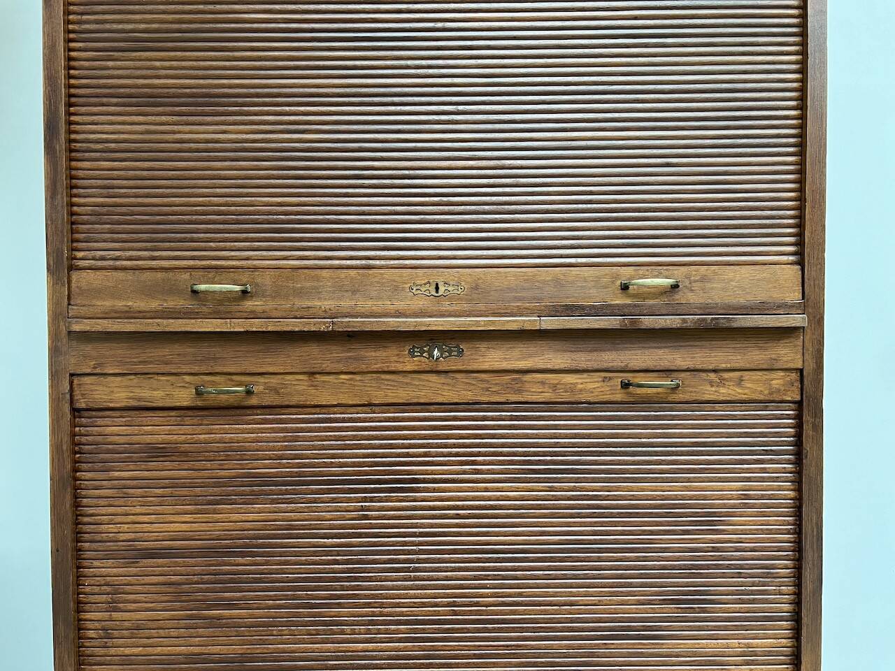 Armoire à rideaux en chêne massif, circa 1930