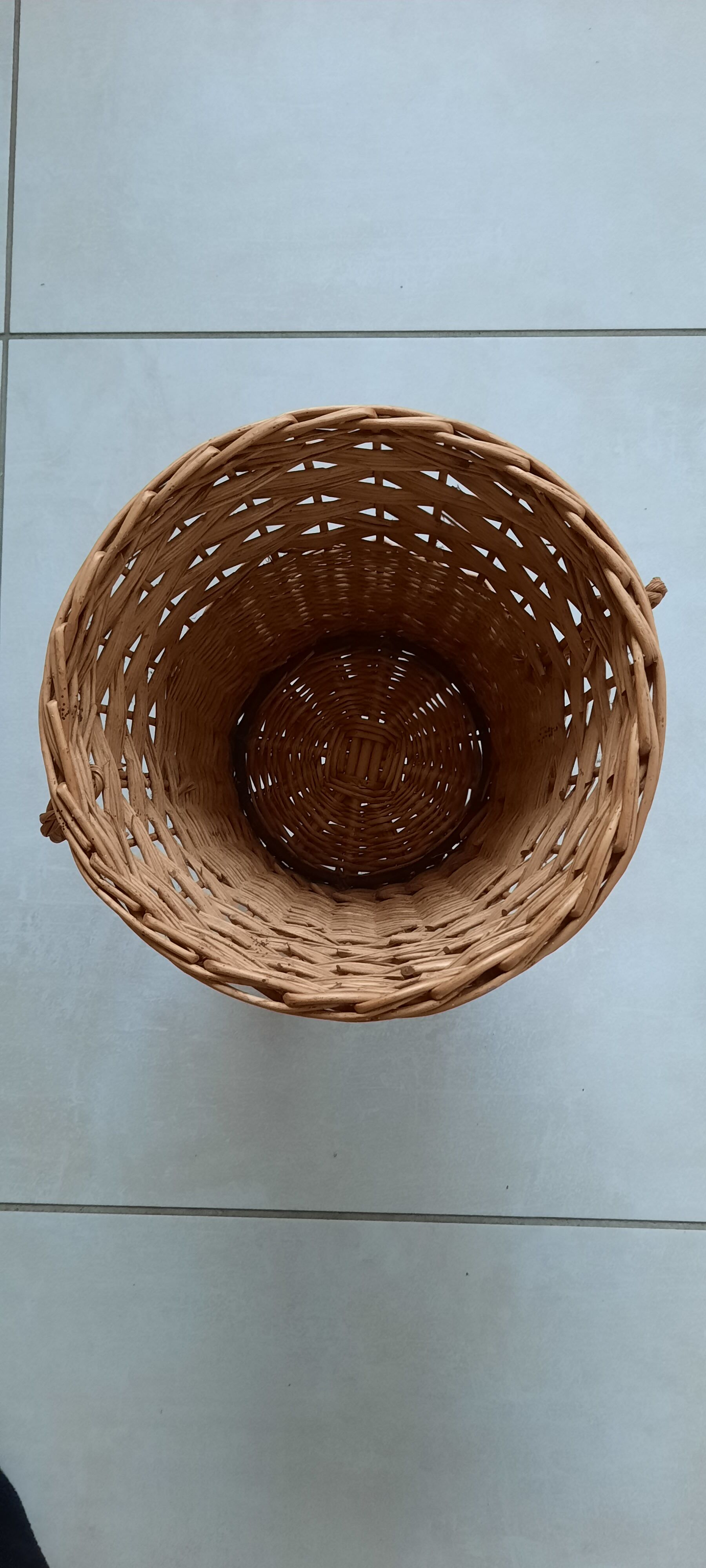 Cache pot tripode en rotin pieds metal ancien