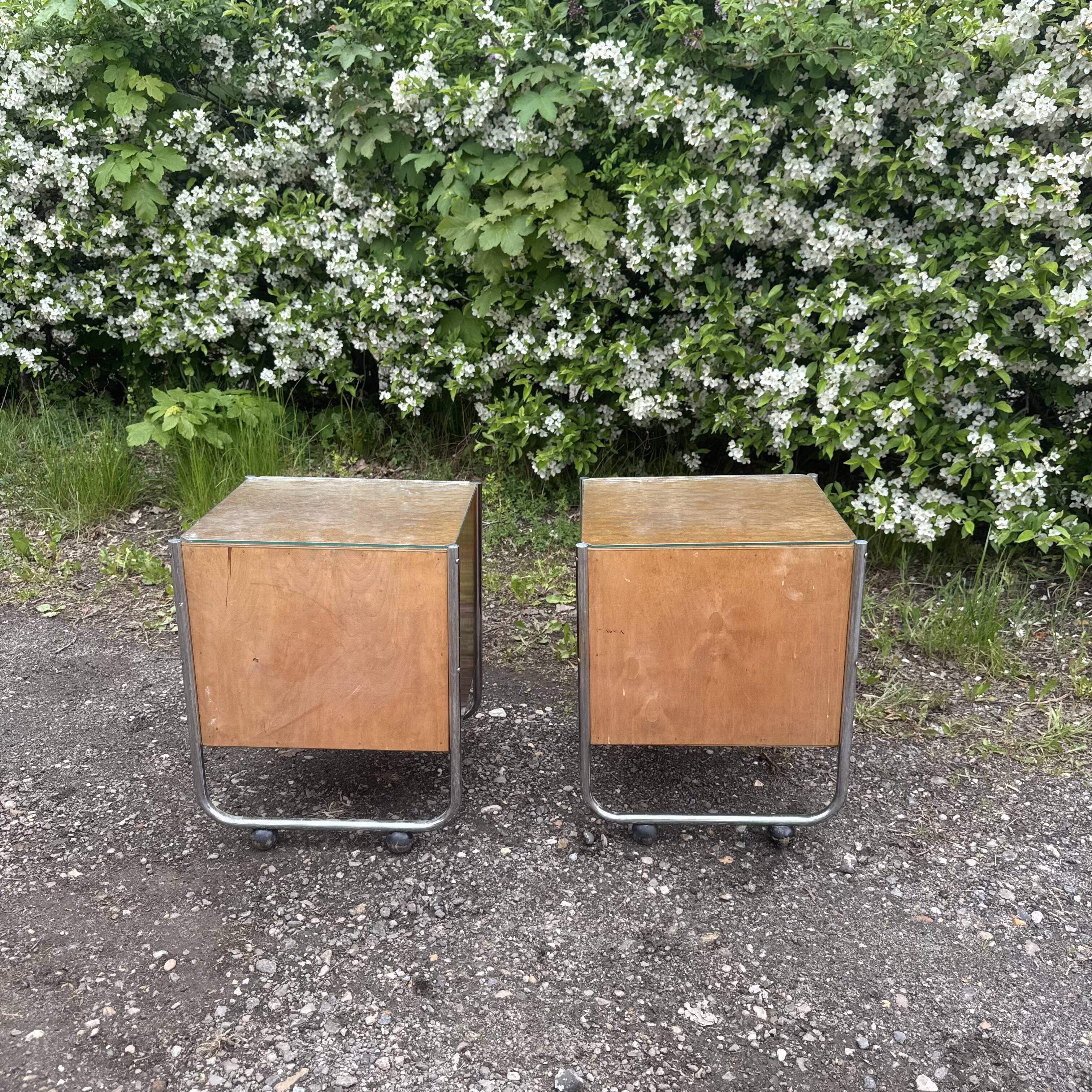 Paire de tables de chevet fonctionnalistes, vers 1940–1955