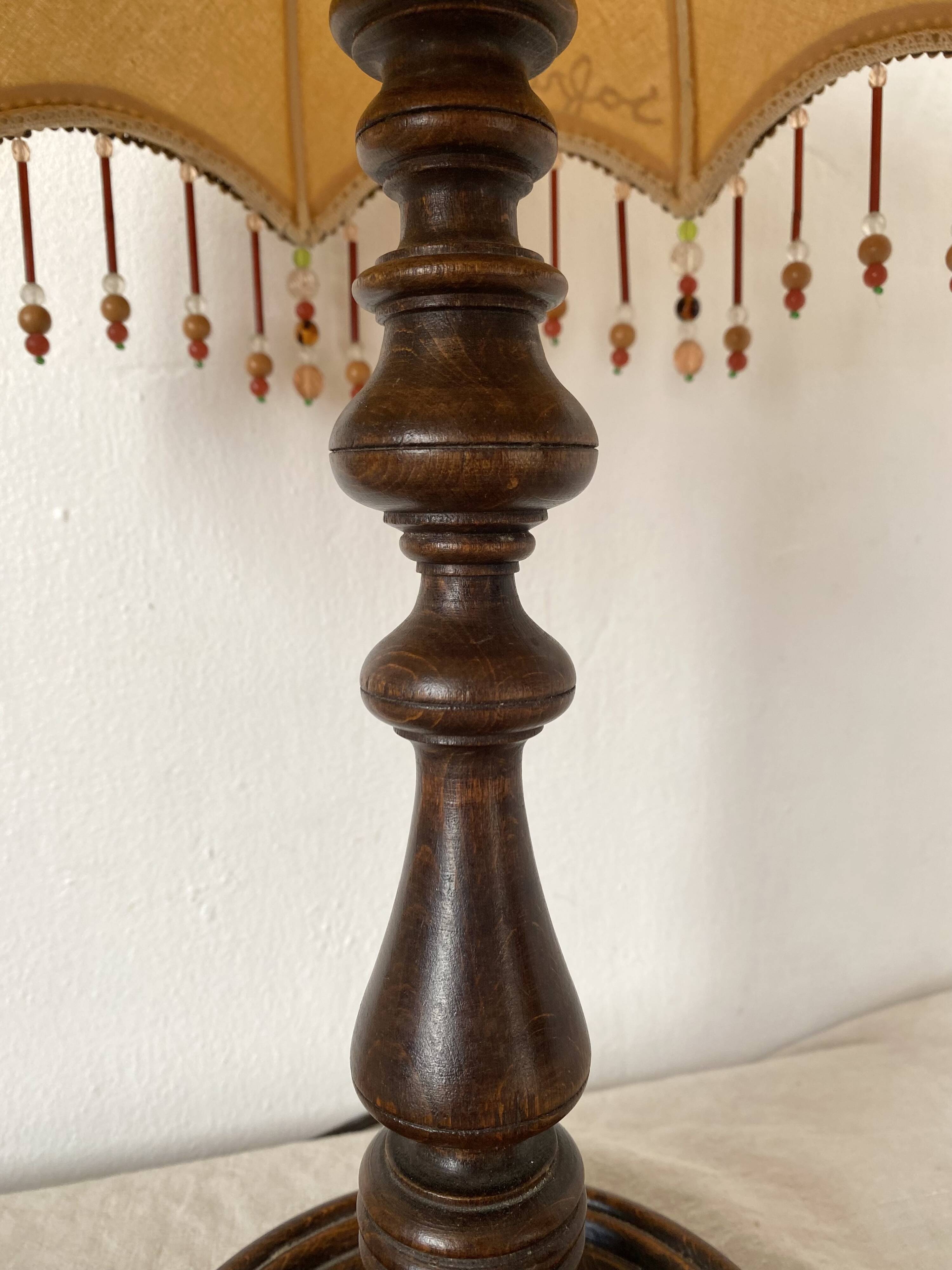 Lampe rétro bois tourné et perles 41 cm