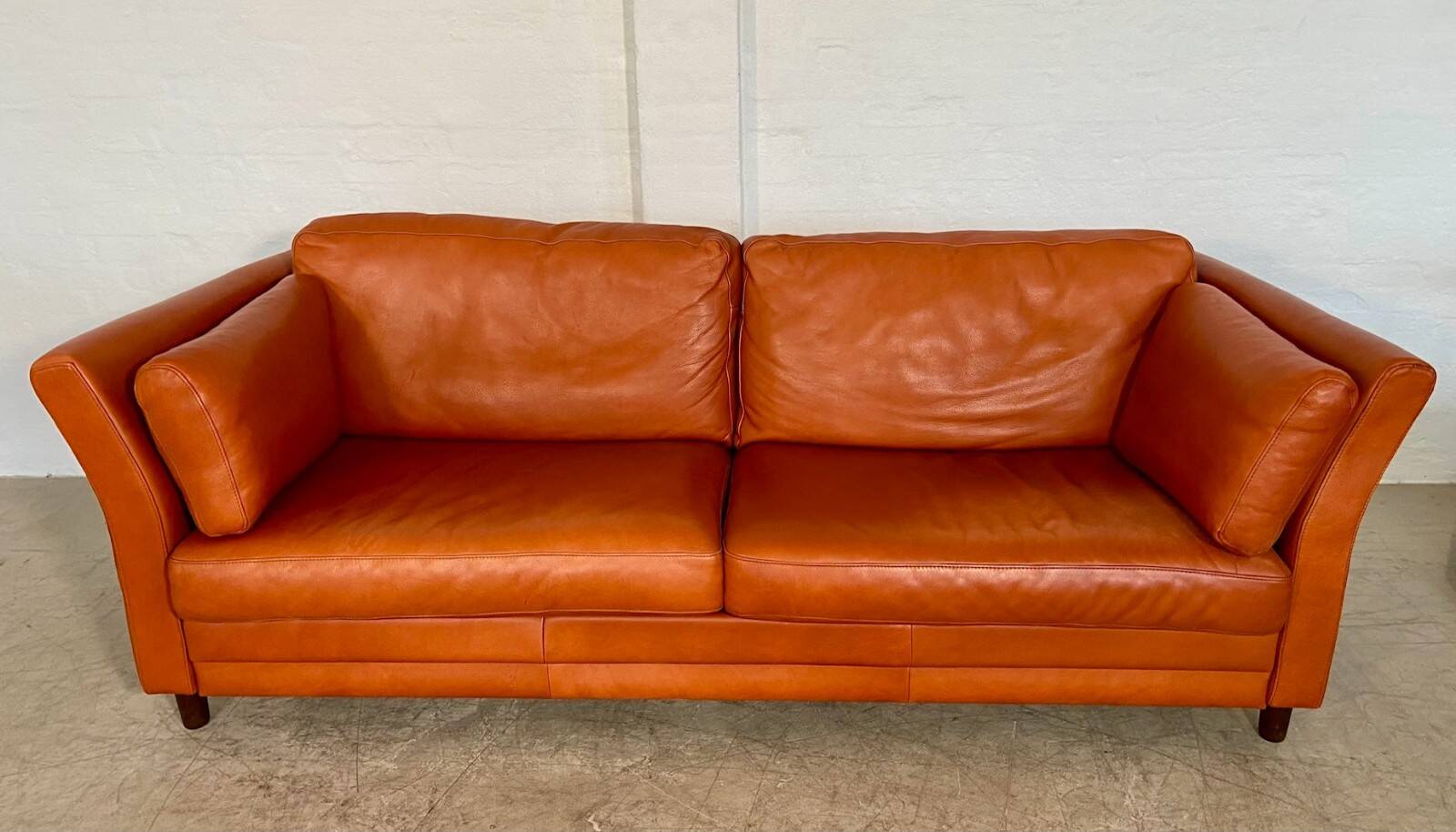 Canapé en cuir cognac vintage rétro pour 3 personnes danois