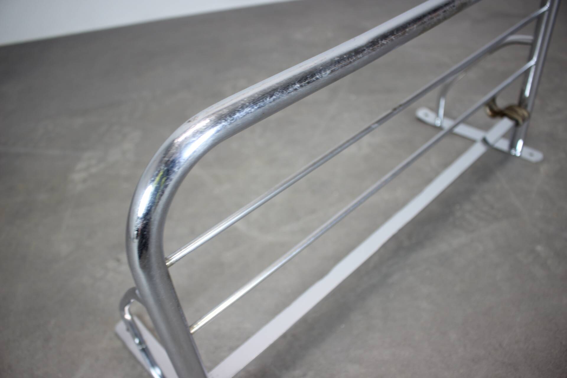 Porte-manteau mural chromé Bauhaus des années 1930