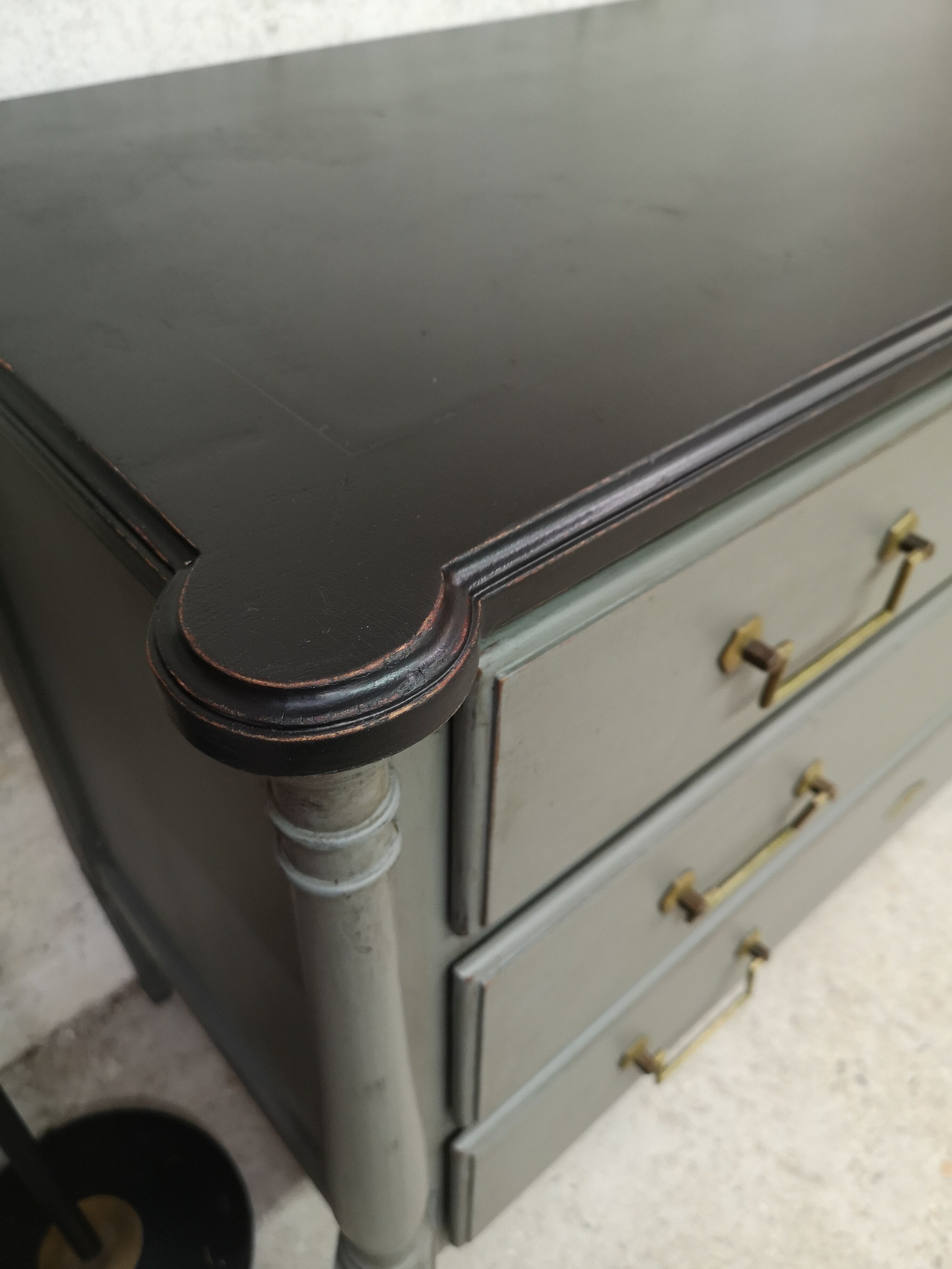 Old-style shabby chic gustavian patina