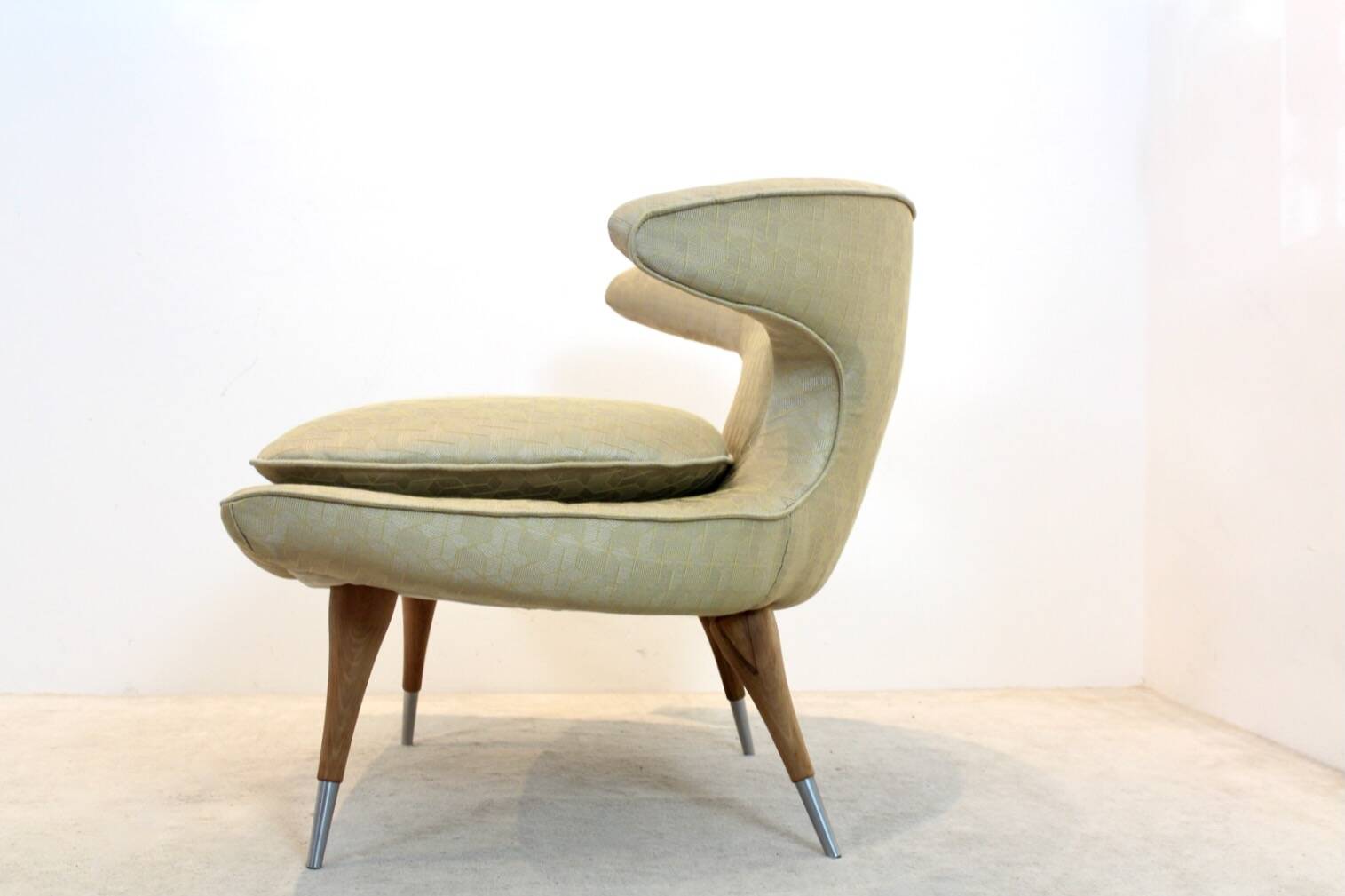 Fauteuil « Horn Chair » de Karpen of California en tissu doré et noyer