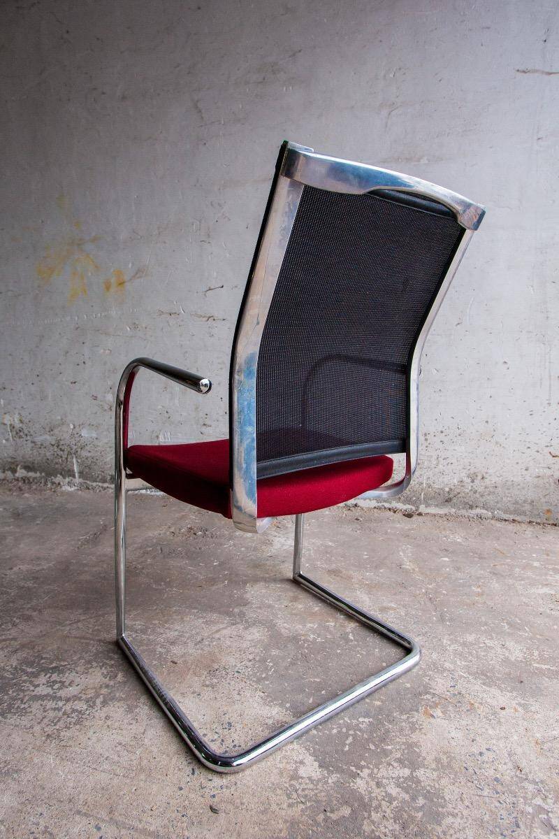 Lot de 4 chaises cantilever avec assise bordeaux et dossier en maille