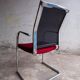 Lot de 4 chaises cantilever avec assise bordeaux et dossier en maille
