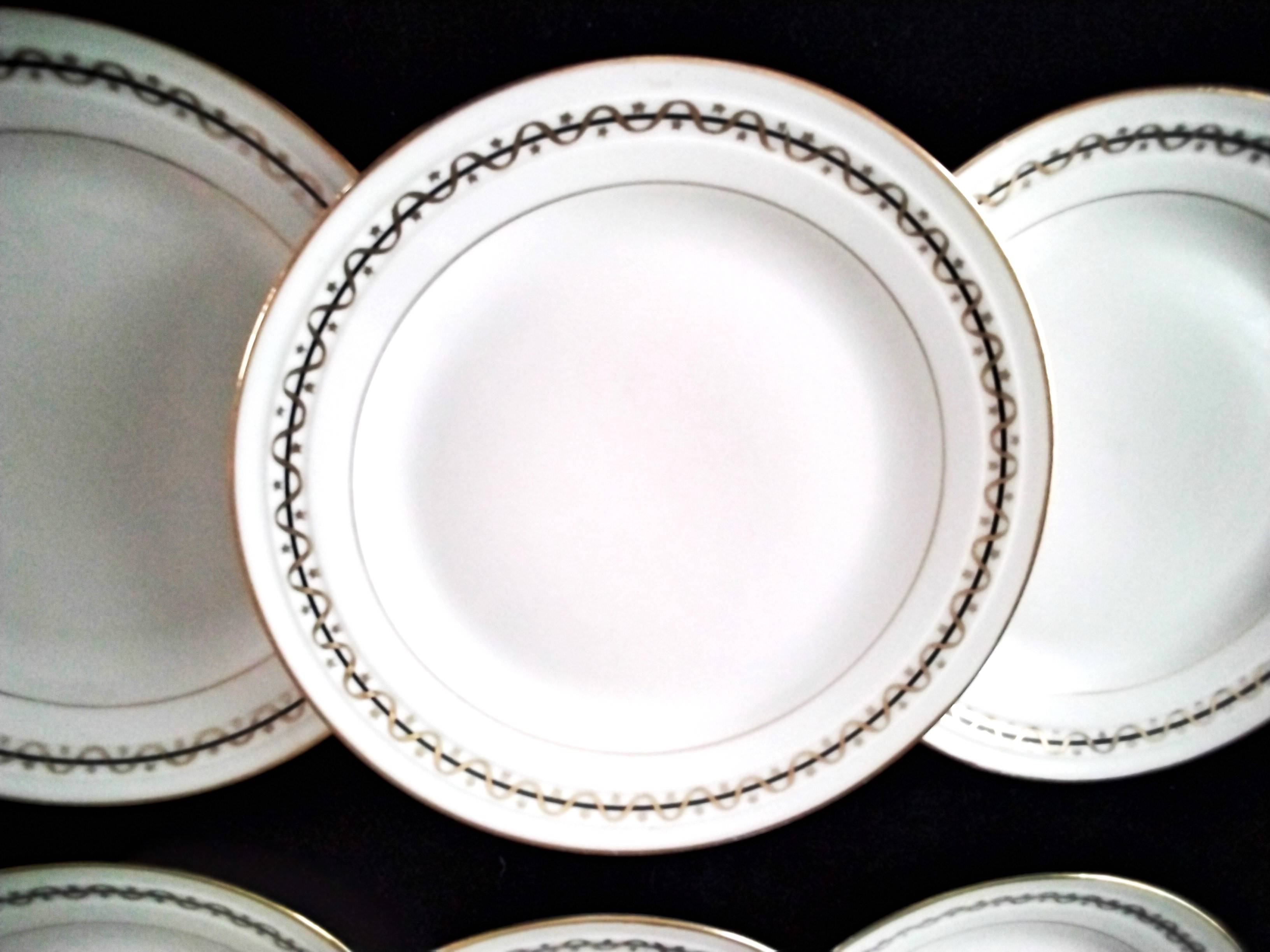 6 flat plates in porcelain. Limoges paste and glaze.