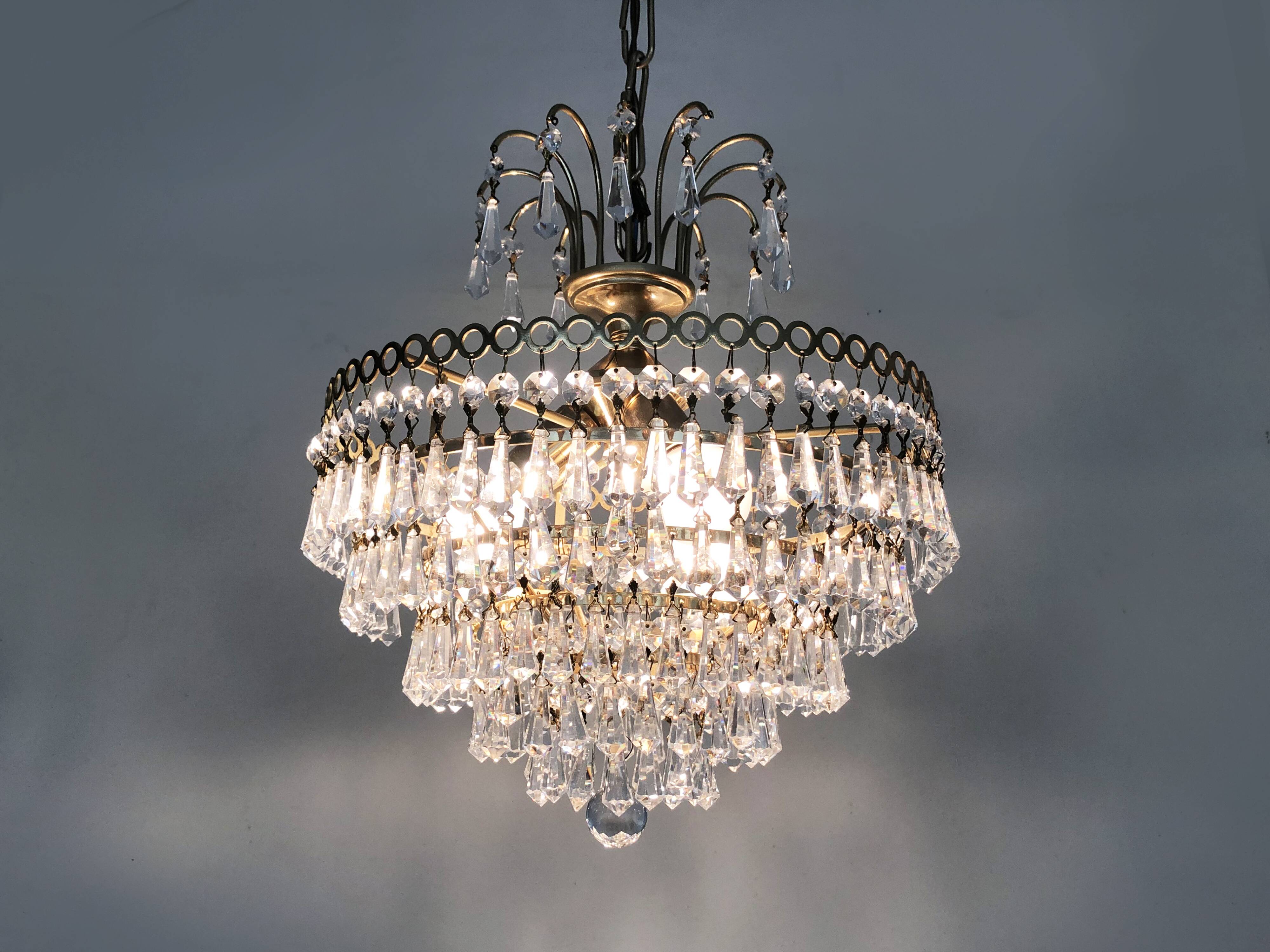 Chandeliers, brass crown ceiling lamp, 5 floors, 3 lights, glass tassels. Year 80 90