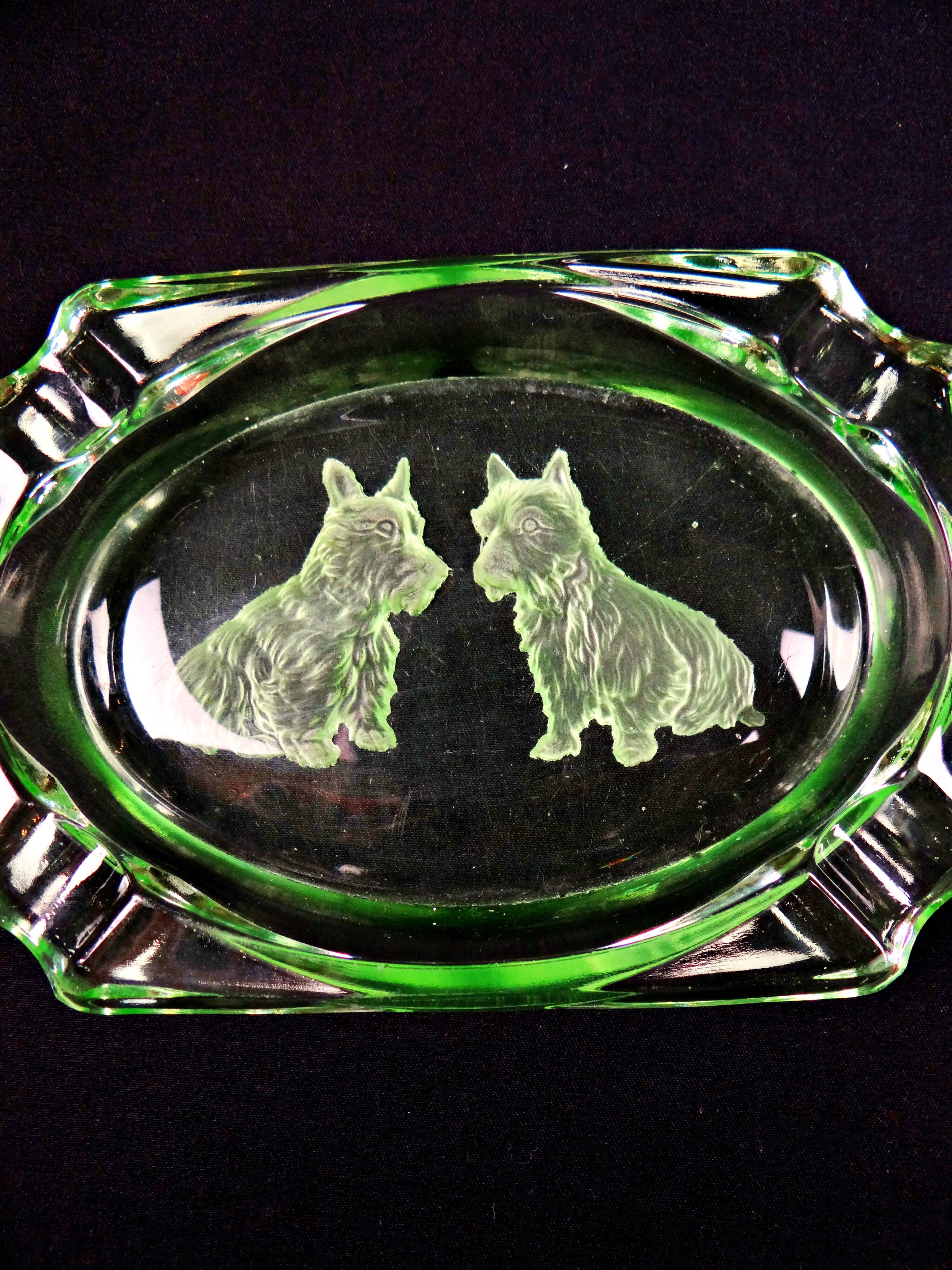 Cendrier style Art Déco en ouraline en verre gravé chiens Scottish Terrier