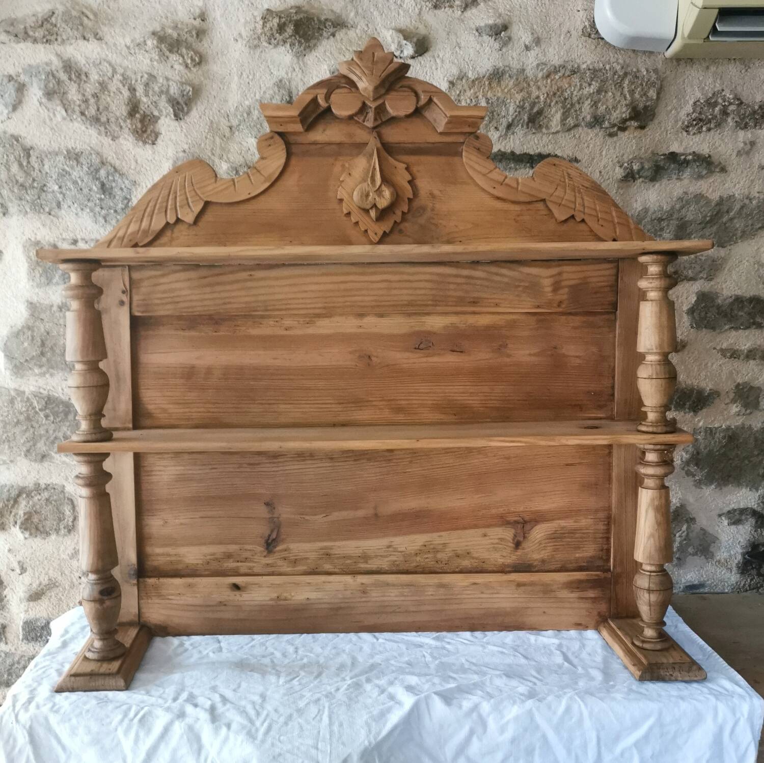 Carved wooden shelf, Haut de Saint Hubert