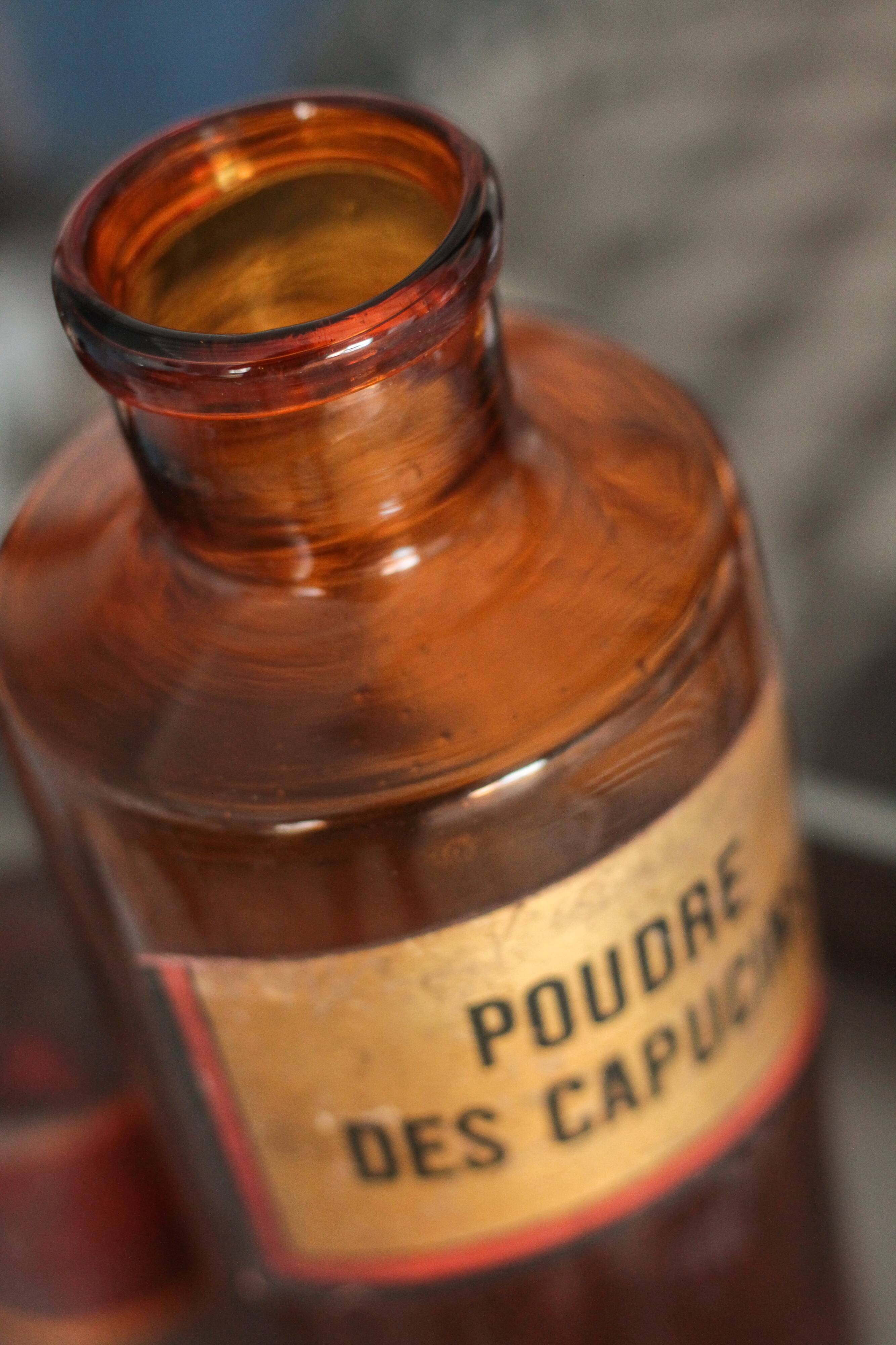 Pharmacy bottle "Poudre des capucins"