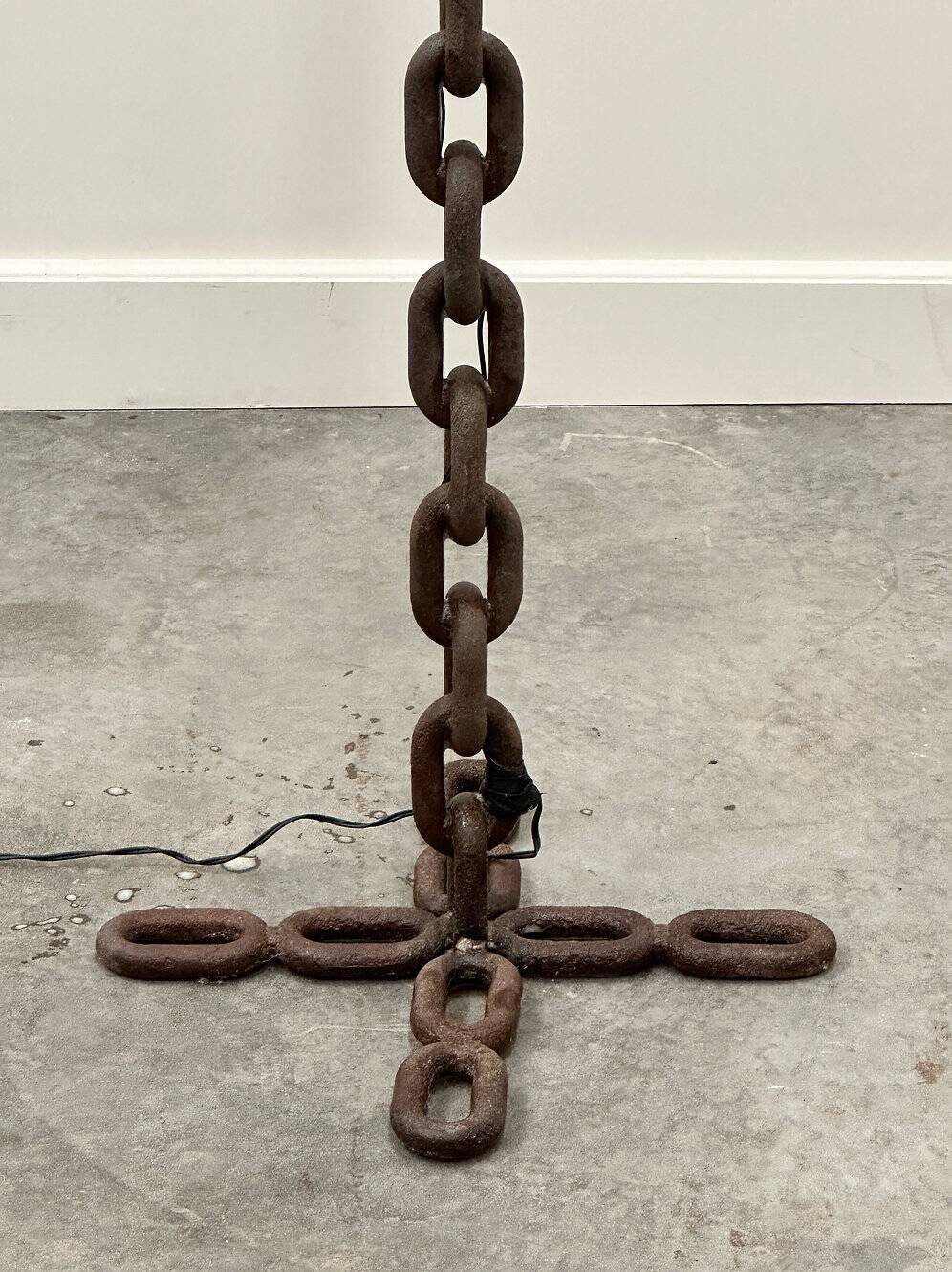 Brutalist cast iron & marine chain links floor lamp, France 1960s.