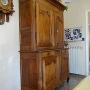 magnificent two-body buffet from the 18th century in walnut – an exceptional antique piece