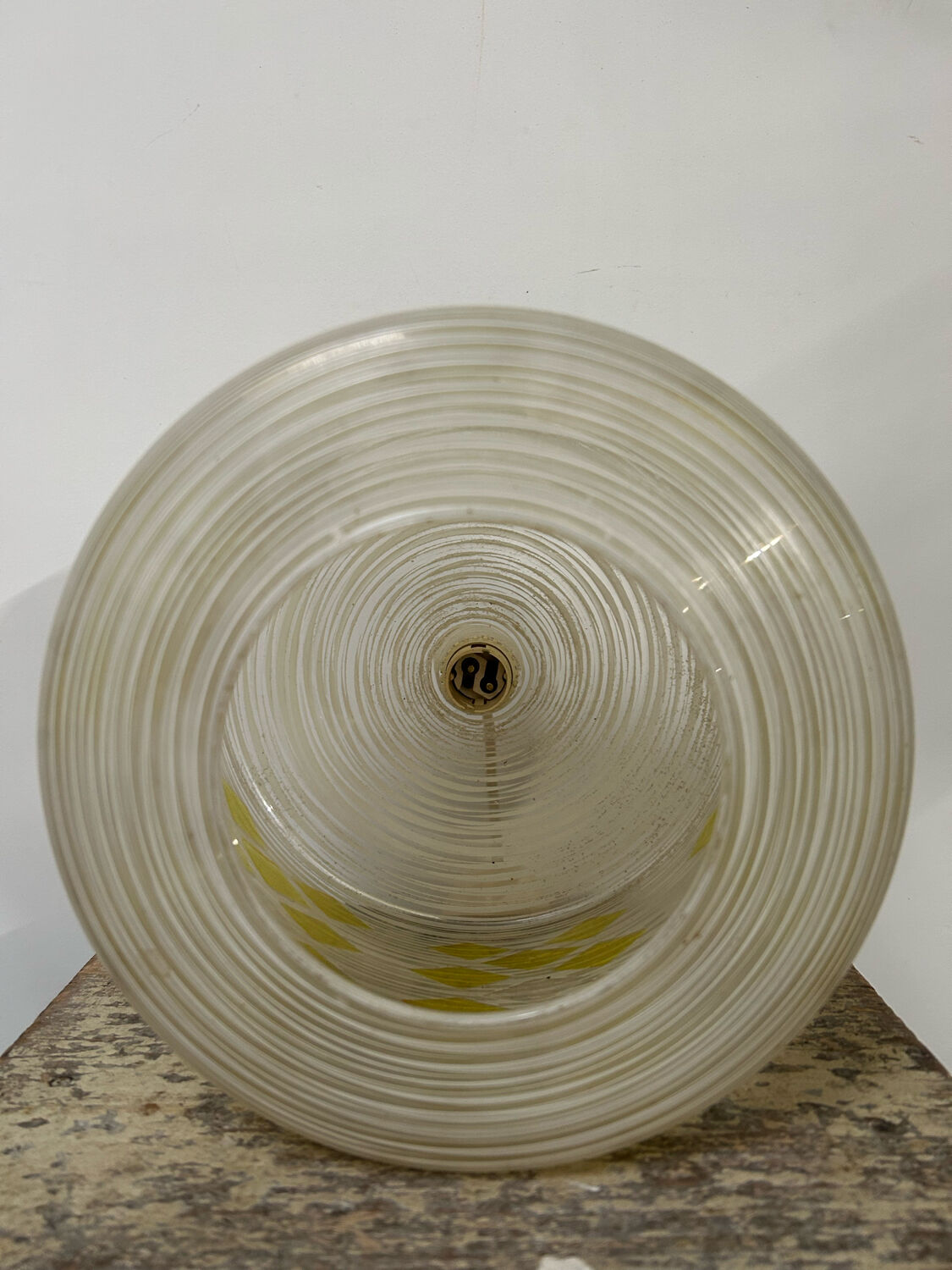 Vintage suspension 60s, 70's, white and yellow glass pop decoration