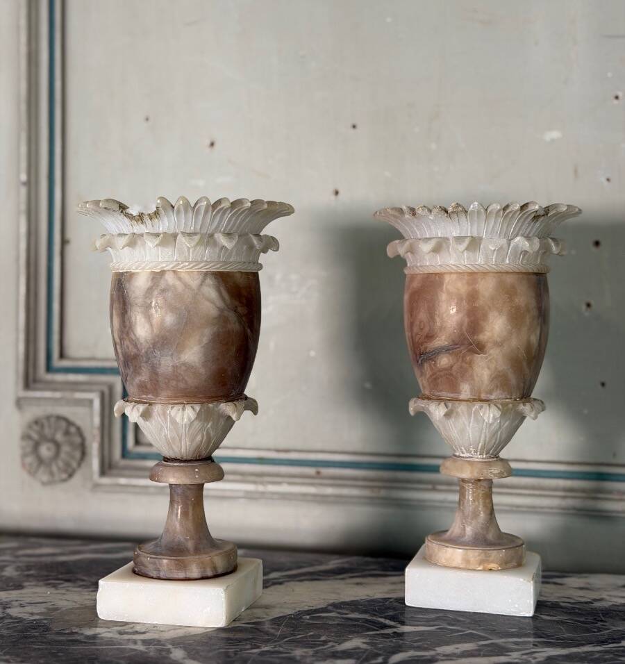 Paire de vases en albâtre bicolore, vers 1900, manques sur la collerette