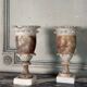 Paire de vases en albâtre bicolore, vers 1900, manques sur la collerette