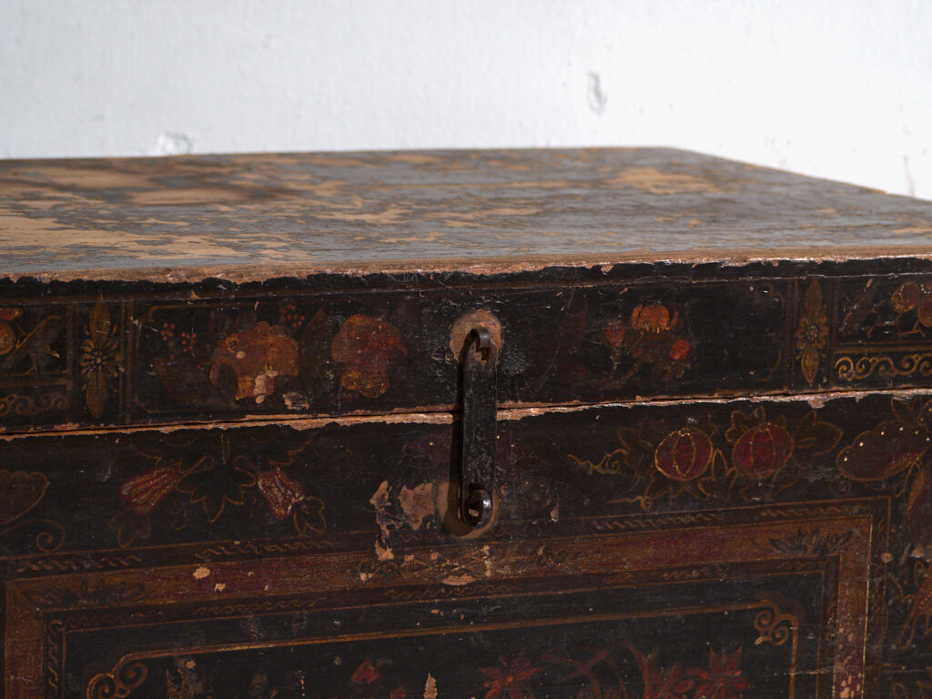 Antique chest painted in pine wood – China, around 1900