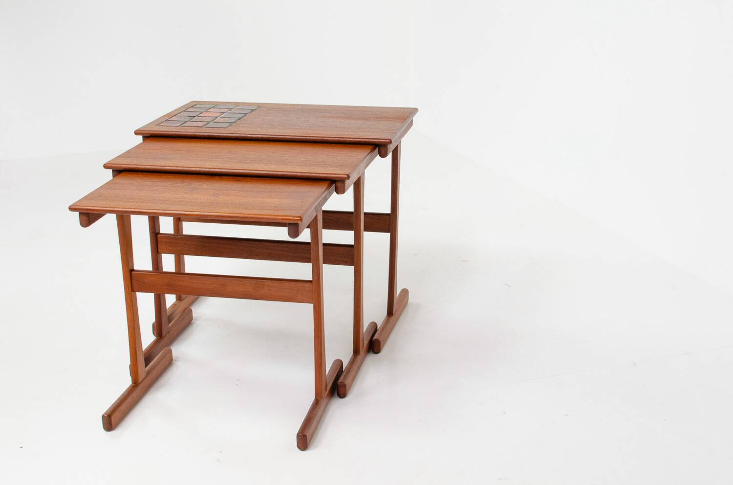 Ensemble de tables gigognes à carreaux émaillés (Danemark, années 1950).