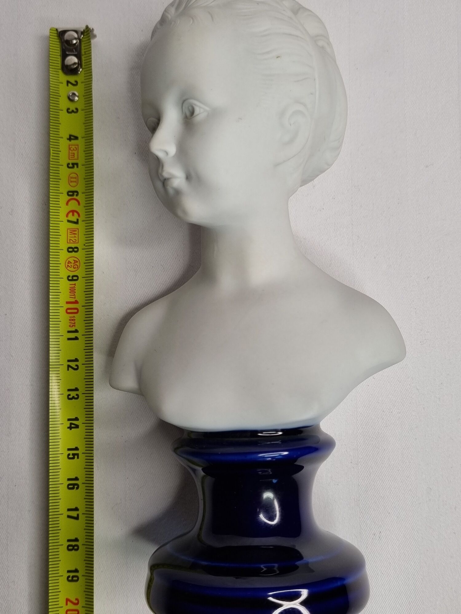 Bust in porcelain biscuit, Louise Brongniart child after Houdon, 20 cm