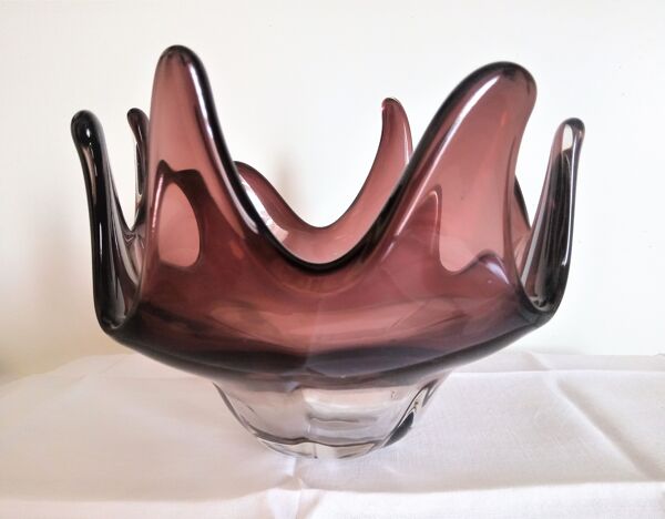 Vase en cristal en forme de méduse couleur aubergine fond en dégradé