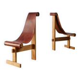 Ensemble de deux chaises en cuir suspendues dans le style de Dominique Zimbacca, années 1970.