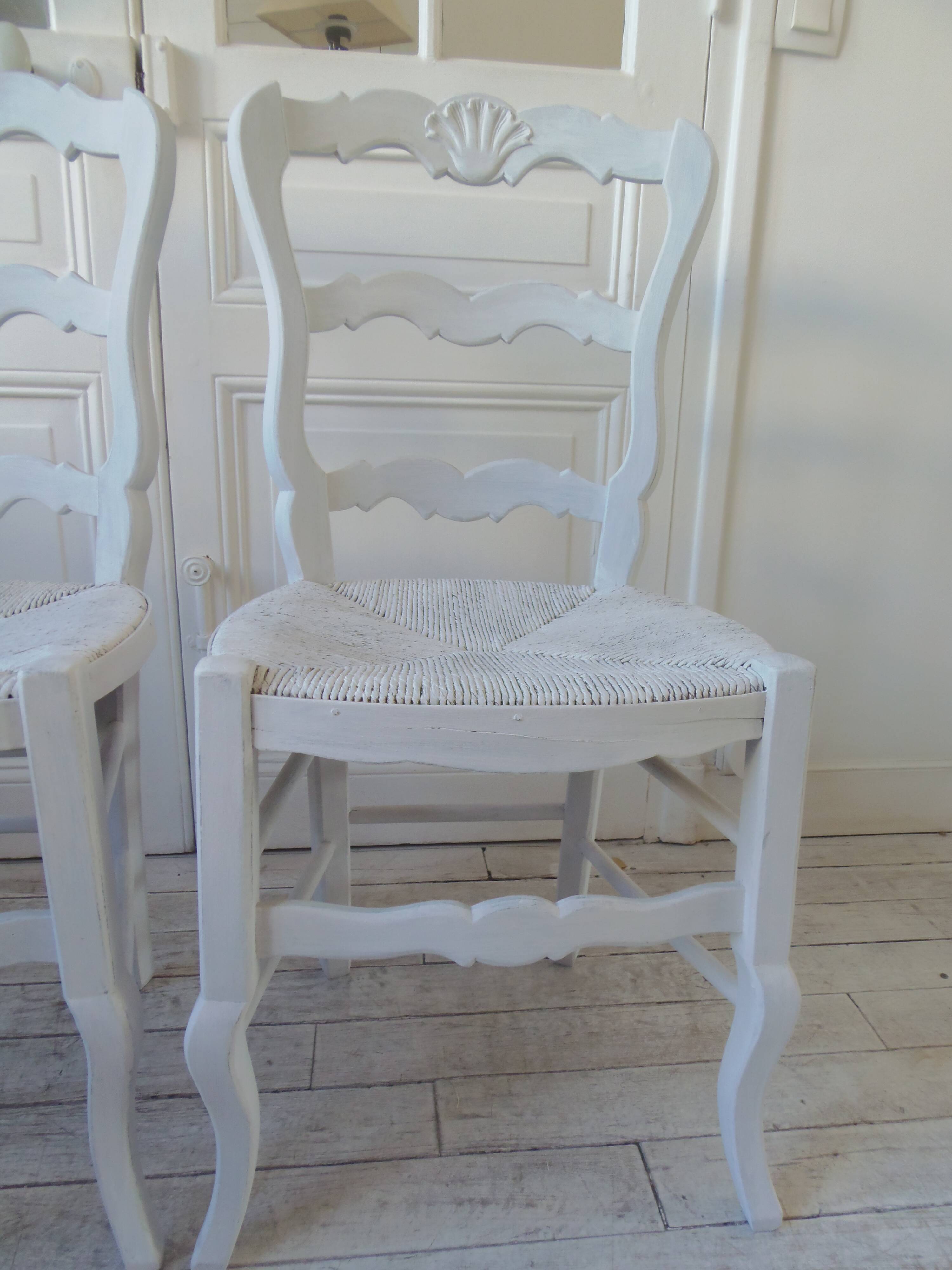 Duo de chaises style campagne réenchantées en gris perle.