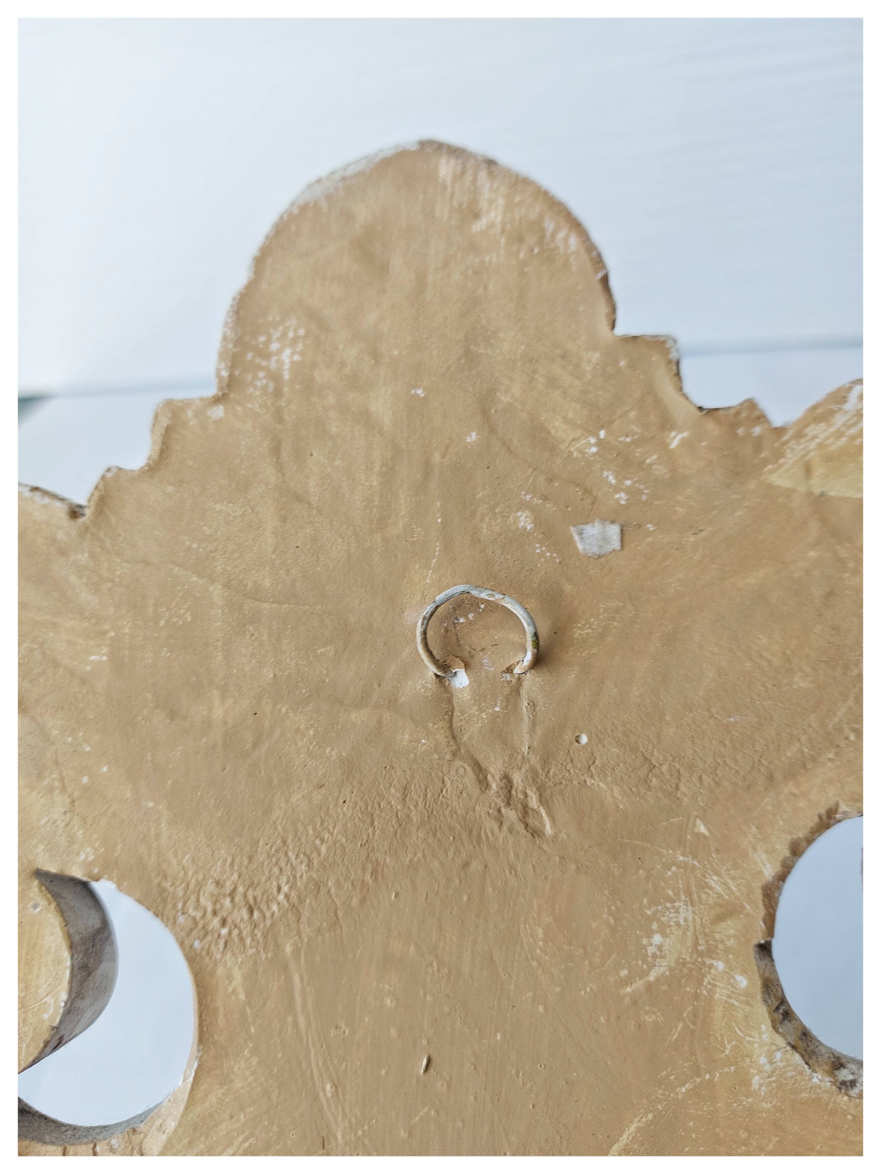 Hanging plaster molding