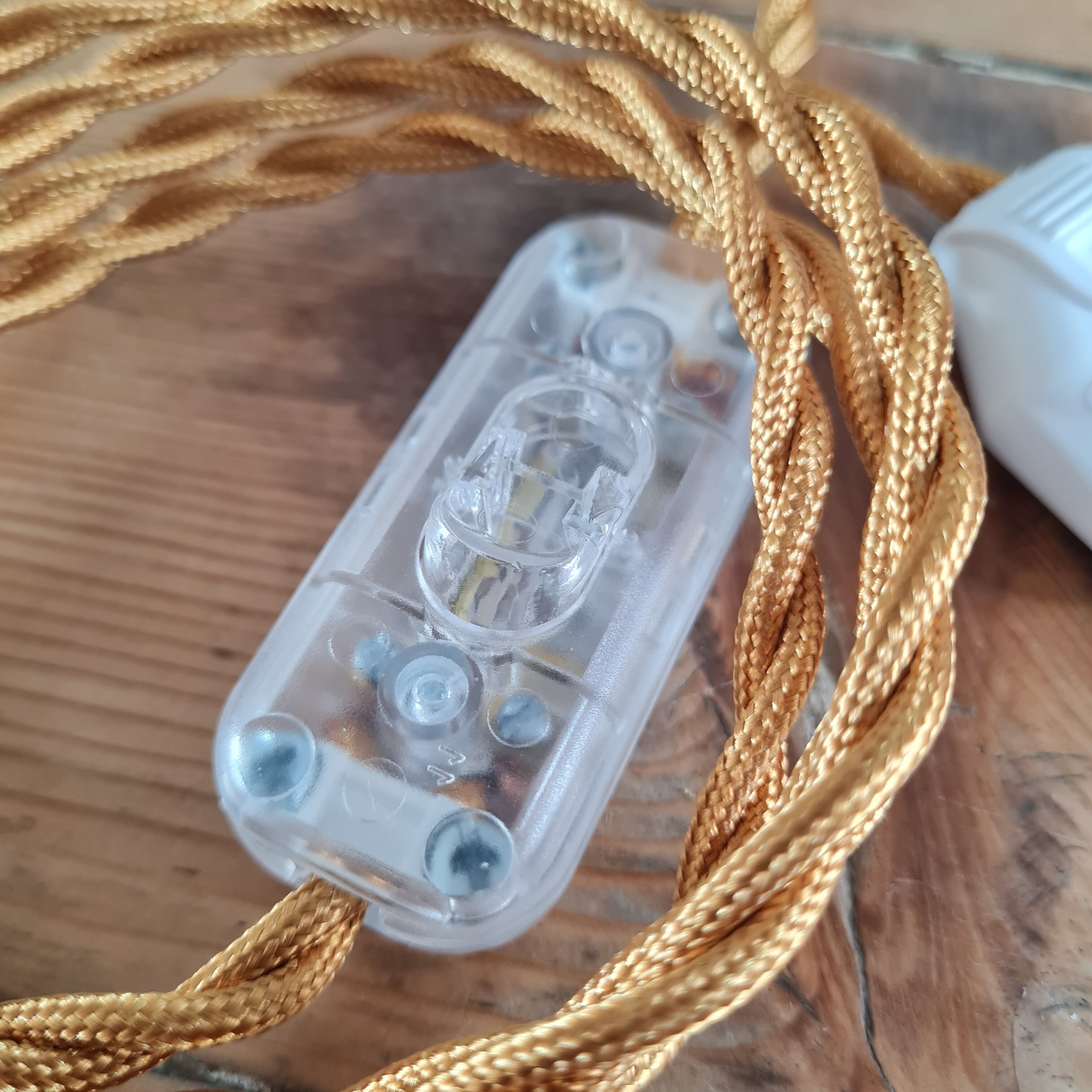 Chiseled cerre table lamp